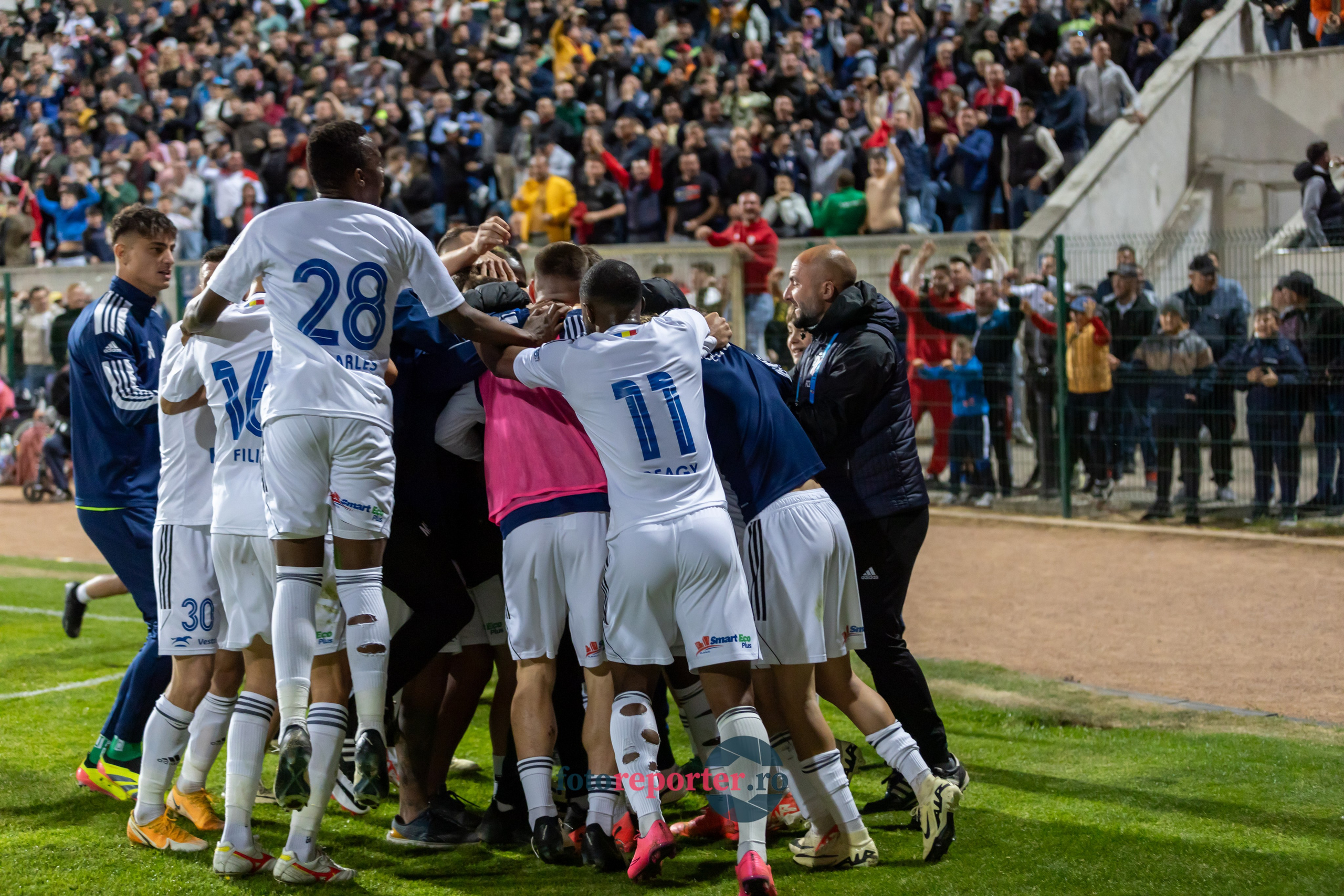 Galerie Foto: FC Botoșani vs. CS Mioveni - Pe 17 mai 2024, am fost martorii unei partide incredibile între FC Botoșani și CS Mioveni, în prima manșă a barajului pentru evitarea retrogradării. În fața unui stadion plin de emoție și speranță, echipa noastră a obținut o victorie importantă, cu un gol marcat de Aldair în minutul 93. 💪 *FC Botoșani 1-0 CS Mioveni*⚽️ Urmăriți momentele cheie ale meciului și bucuria suporterilor în această galerie foto! Pregătiți-vă pentru meciul de retur de pe 24 mai, când vom lupta din nou pentru a rămâne în prima ligă.#FCBotoșani #CSMioveni #BarajRetrogradare #ForzaBotoșani 