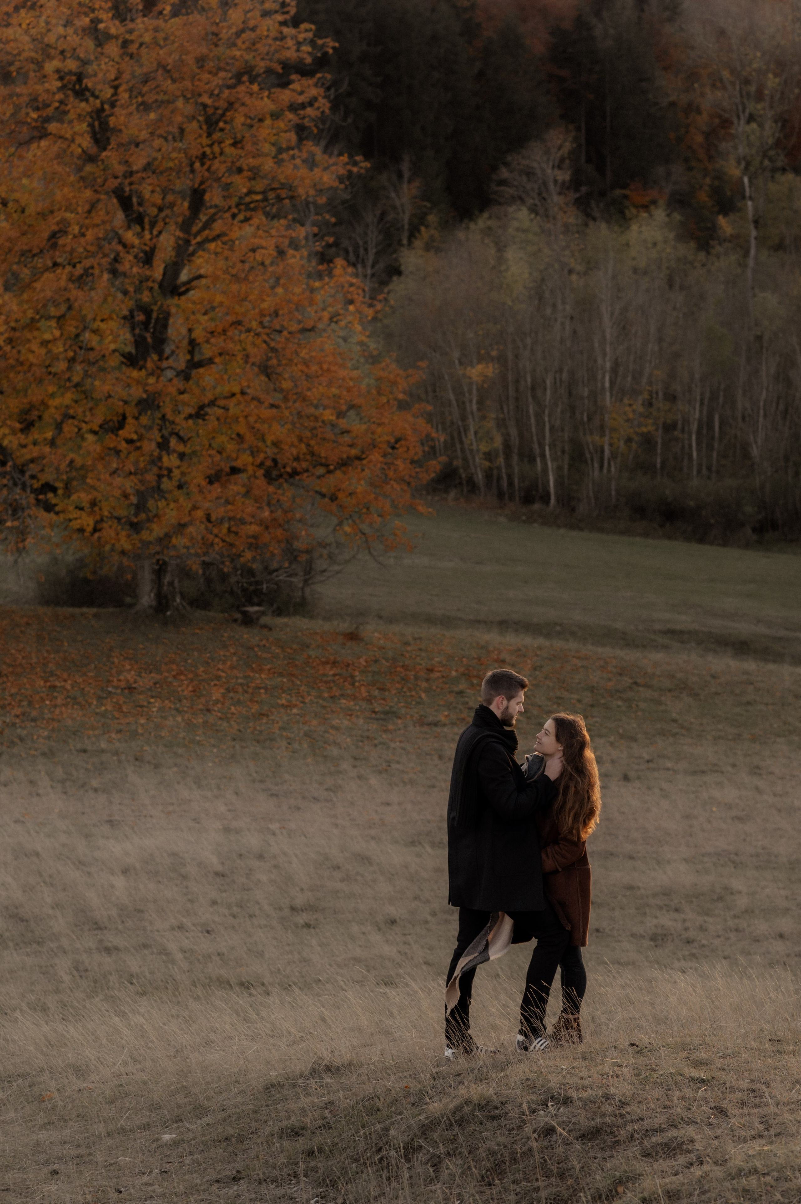 Wenn der Wind flüstert | Paarshooting am Gelben Berg. Фотограф в Нюрнберге Ирина Менерт из Ансбаха