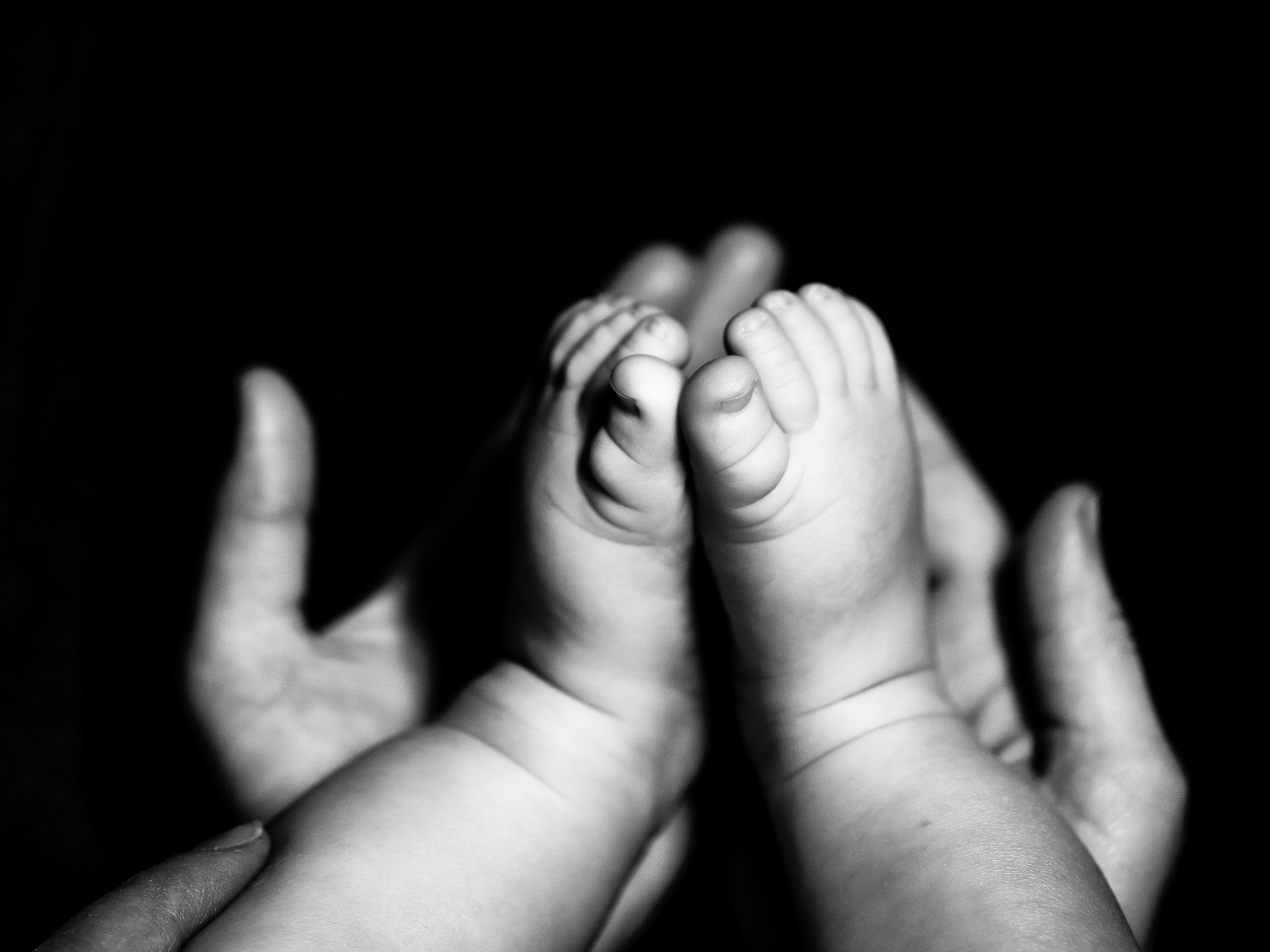 detalii delicate ale bebelușului – mânuțe și trăsături fine – fotograf botez Belgia