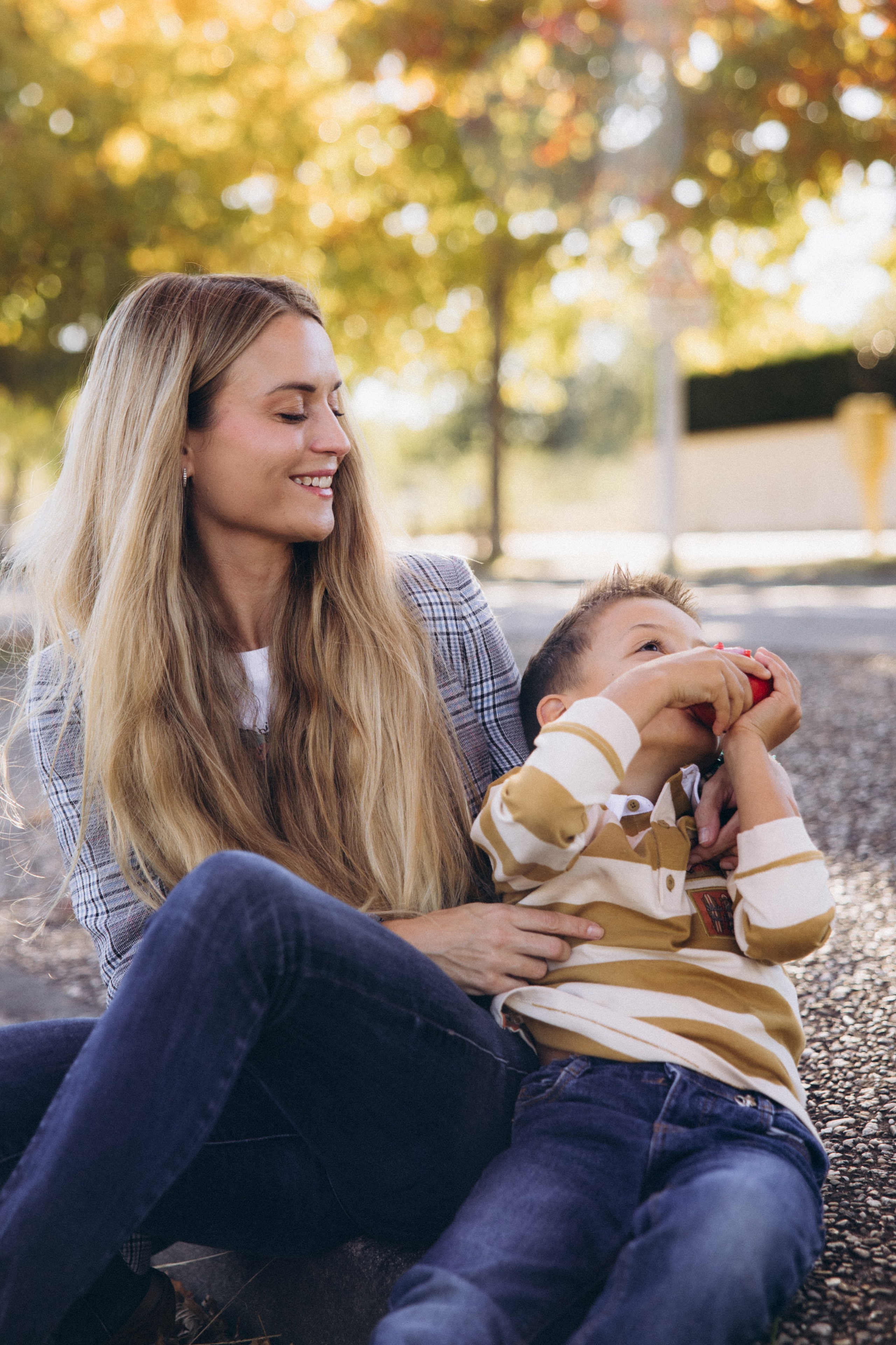 Autumn mother-son family photoshoot in Toulouse. Eugenie Smirnova — wedding, corporate and lifestyle photographer in Toulouse and Southwest France