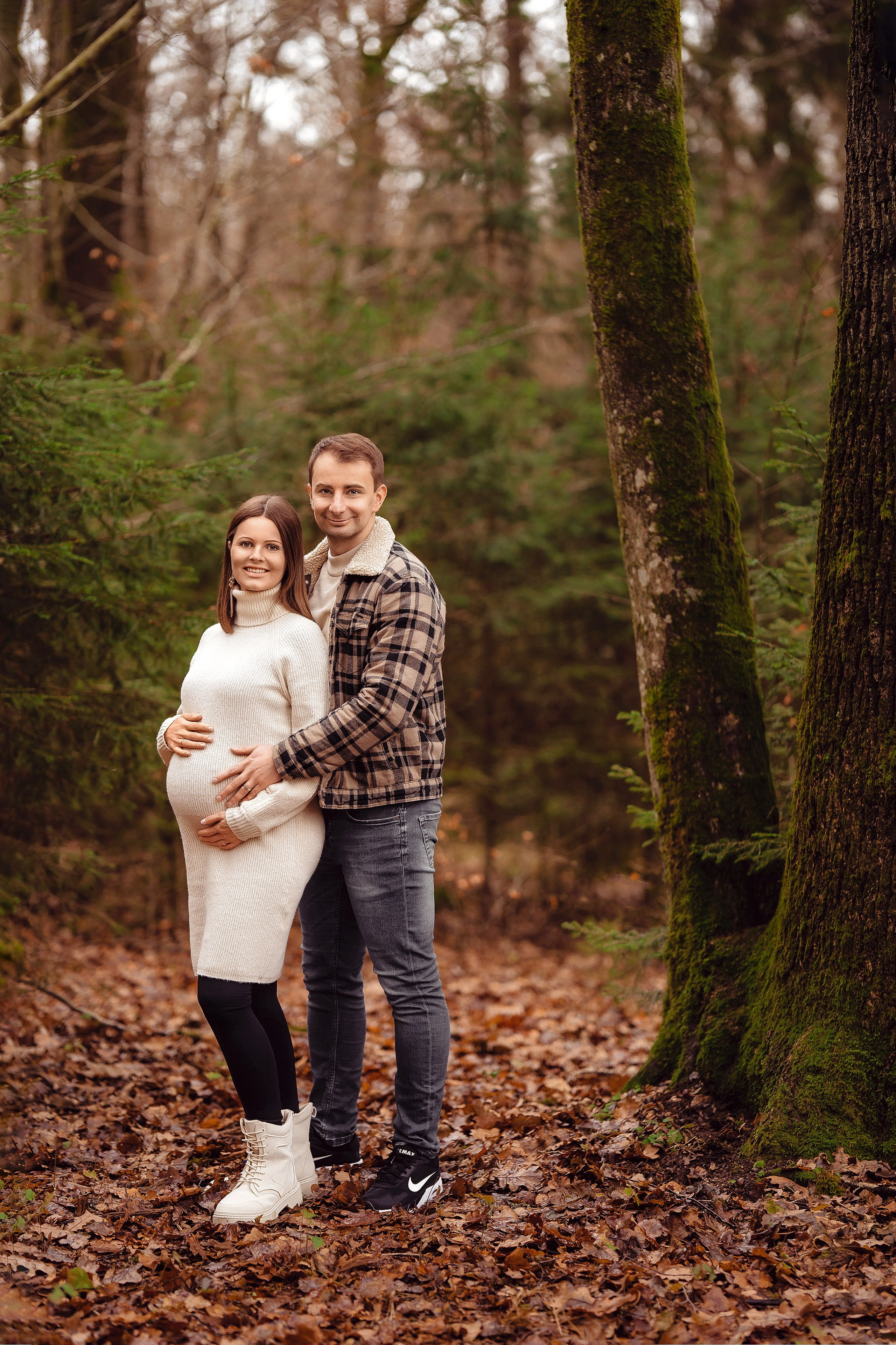 Babybauch im Wald. Portraitfotografie in Gründau Elena Ohnstedt
