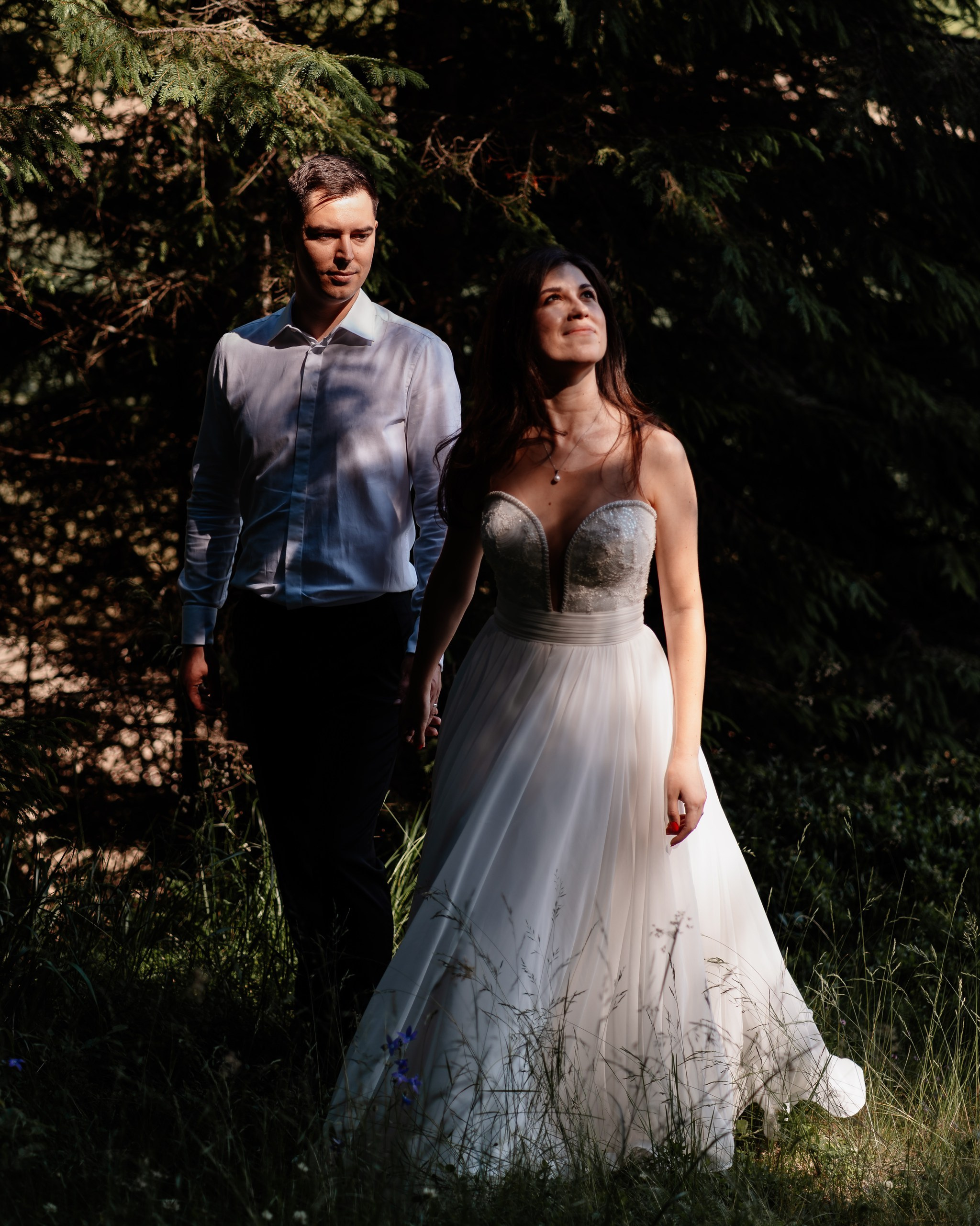 Moment emoționant între miri în ziua nunții, surprins într-un cadru natural și romantic, la Lacul Bolboci. Fotografie de nuntă profesională, editată artistic pentru a evidenția emoția și eleganța evenimentului.