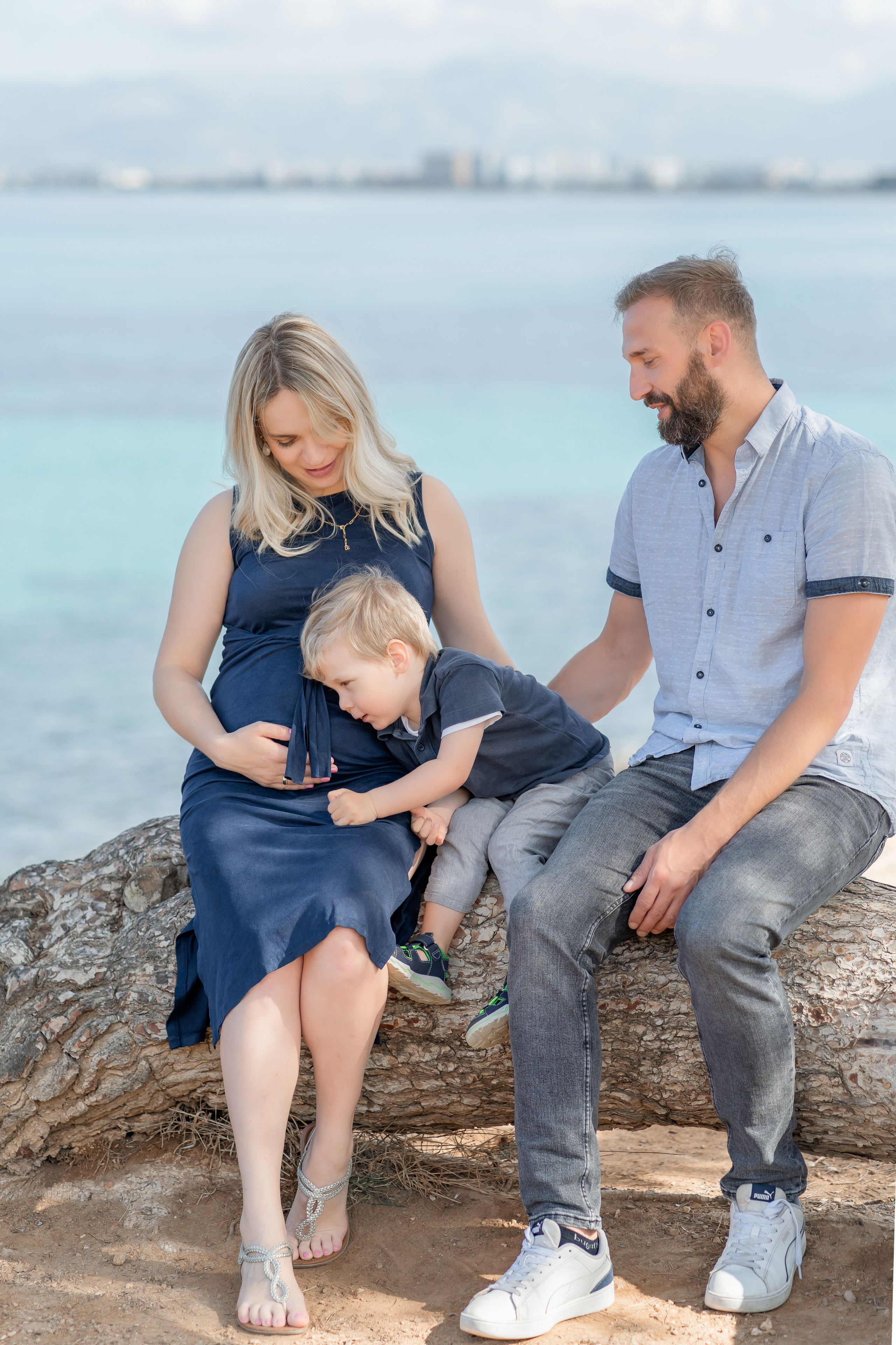 Babybauch-Shooting am Meer auf Mallorca mit Familie. Deine Fotografin auf Mallorca für Familien und Business