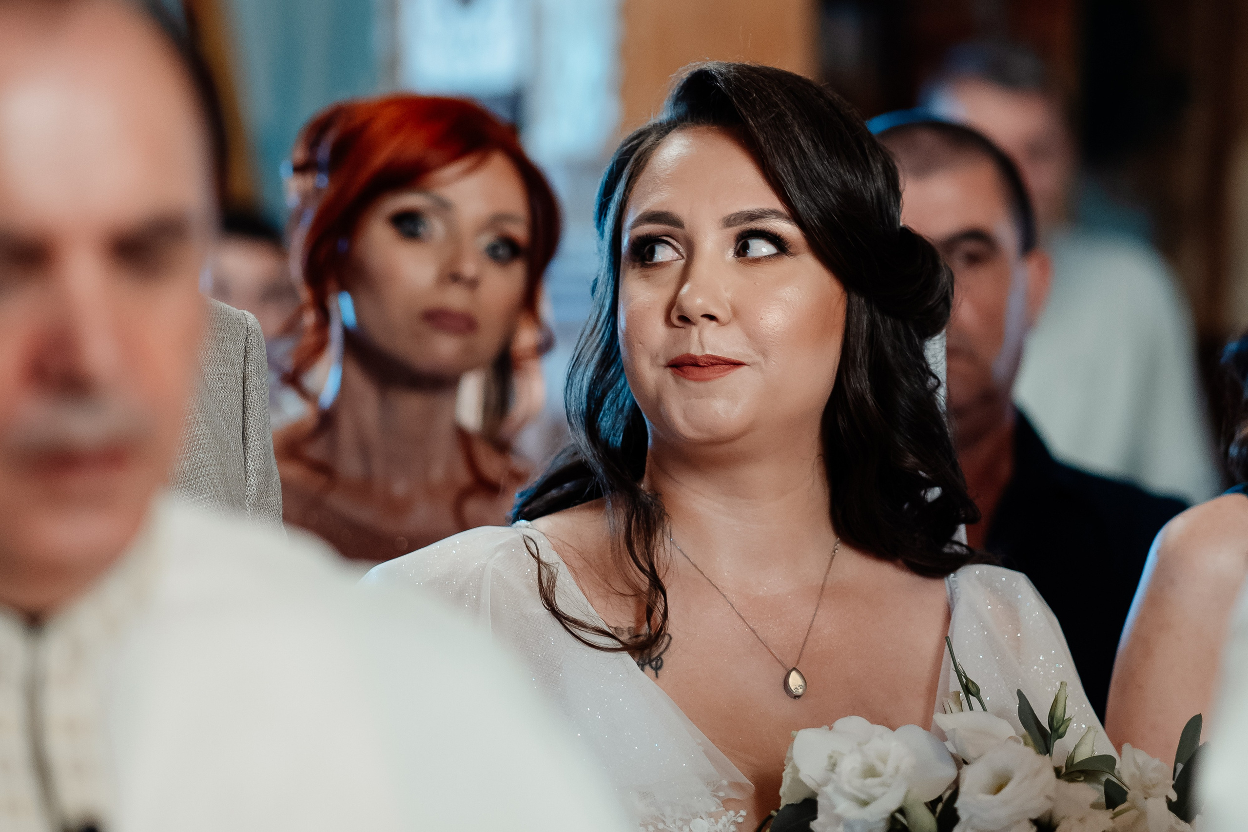 Moment emoționant între miri în ziua nunții, surprins într-un cadru natural și romantic, la Daimon Events. Fotografie de nuntă profesională, editată artistic pentru a evidenția emoția și eleganța evenimentului.