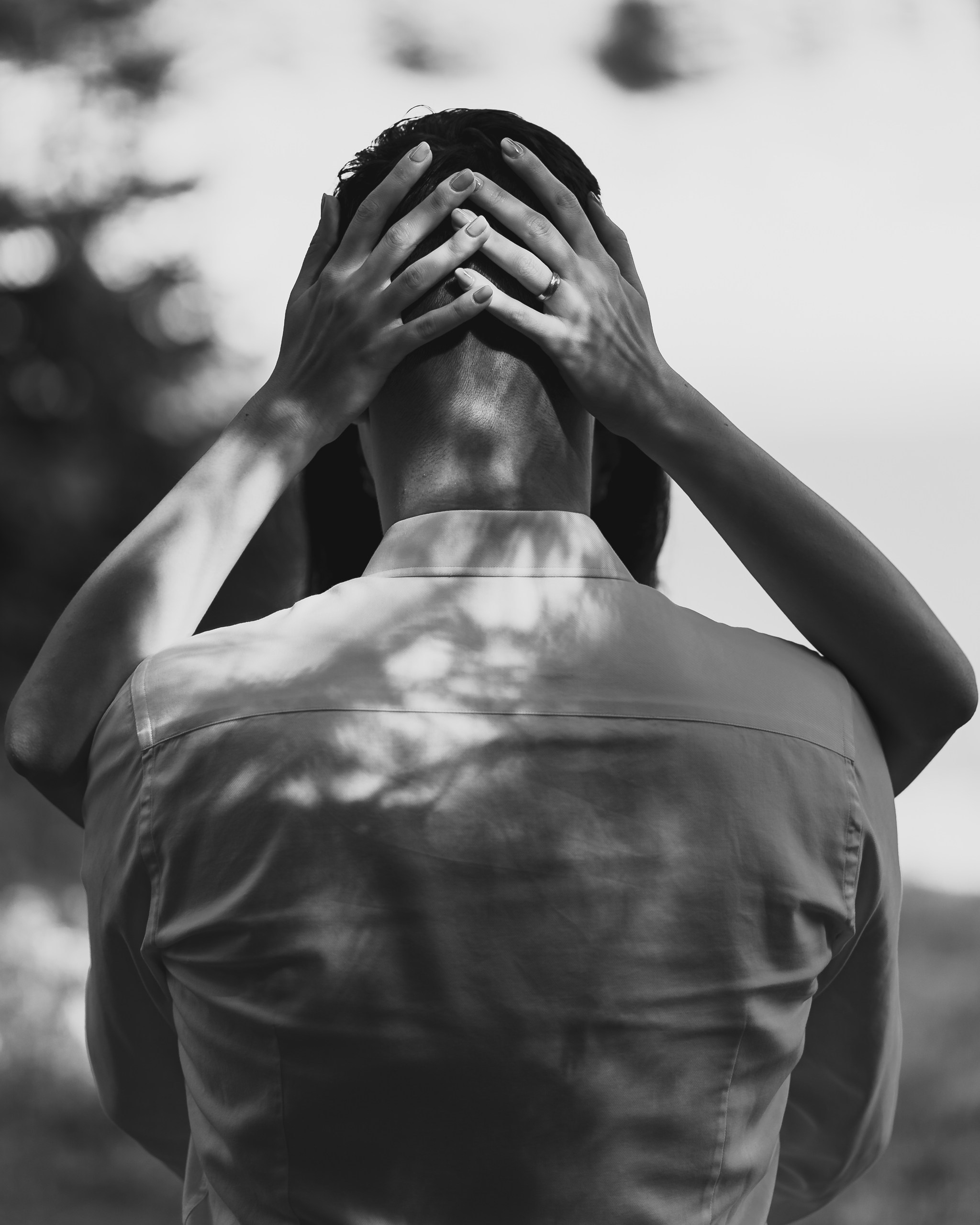 Moment emoționant între miri în ziua nunții, surprins într-un cadru natural și romantic, la Lacul Bolboci. Fotografie de nuntă profesională, editată artistic pentru a evidenția emoția și eleganța evenimentului.