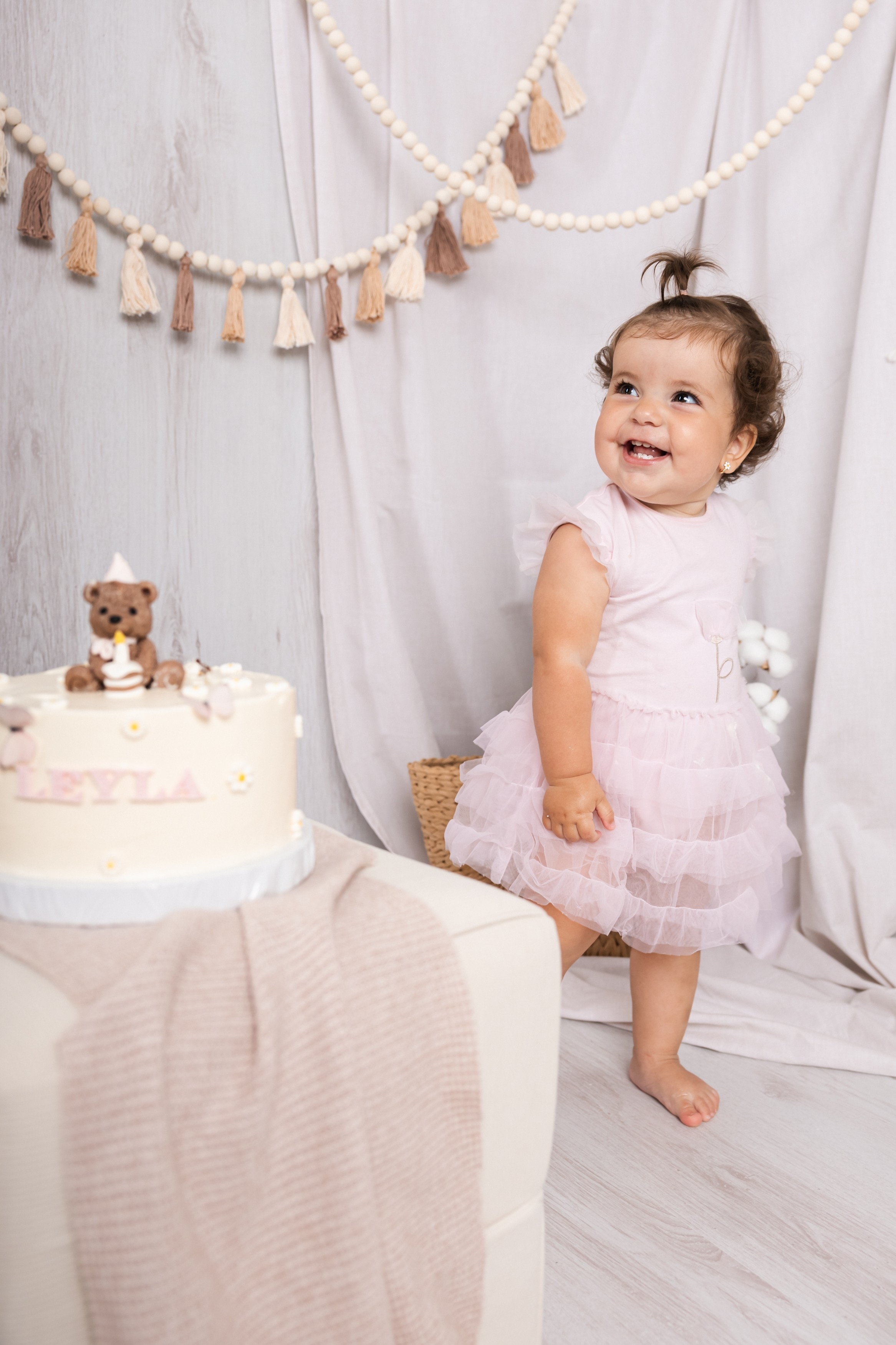 Smash cake focení — první narozeniny plné radosti. Lifestyle a rodinná fotografka v Pisku Oxana Telupilova