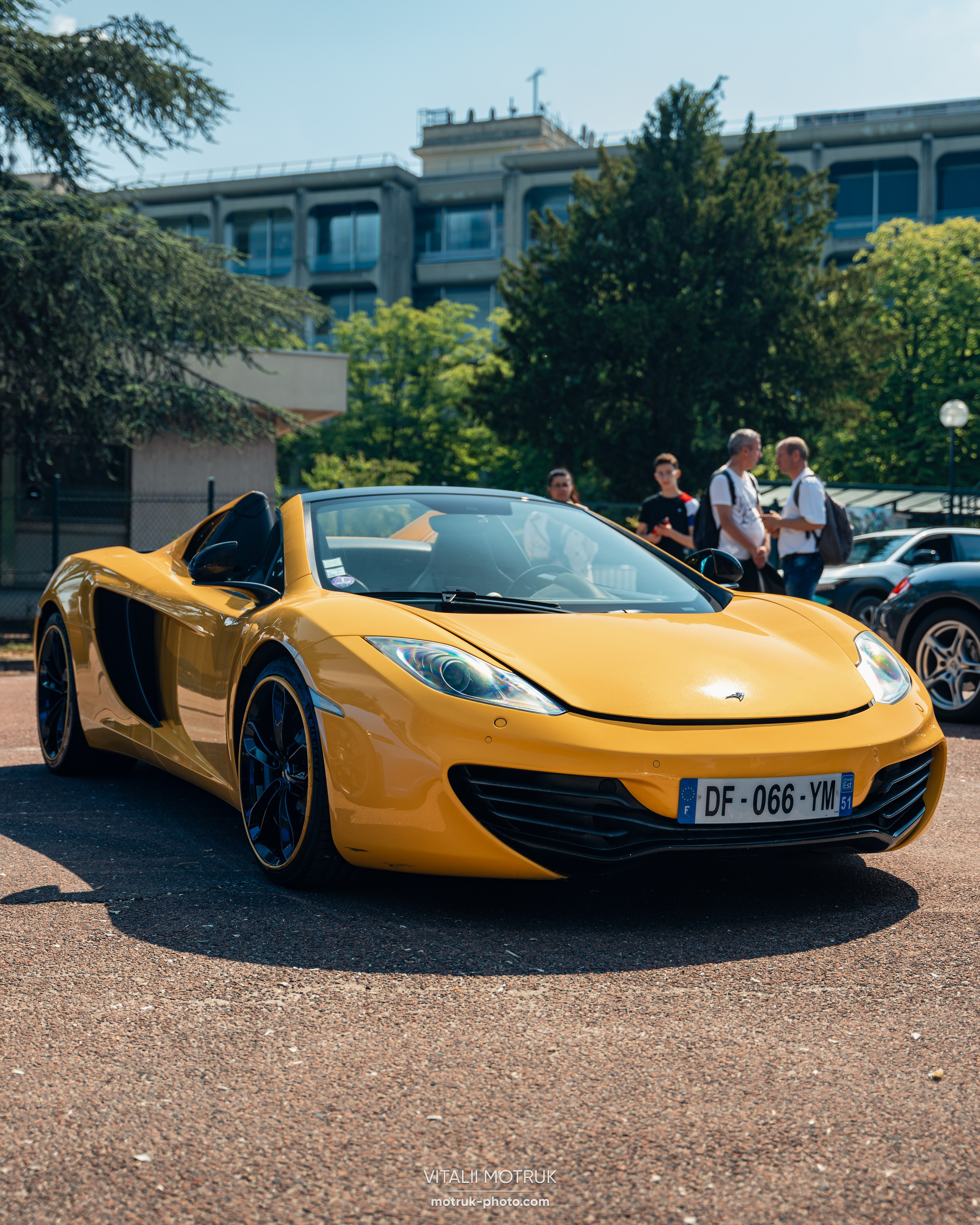 Rassemblement Auteuil 20 mai 2024. Photographe de voitures à Paris — Vitalii Motruk