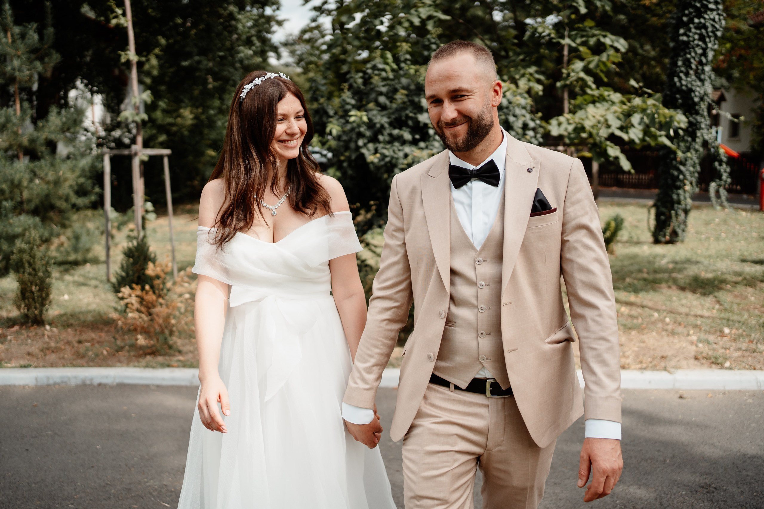 Miri fericiți în fața oficiului stării civile din Bucuresti, Sector 1, celebrând începutul unei noi vieți împreună. Fotografie de cununie civilă, capturând naturalețea și bucuria momentului special.