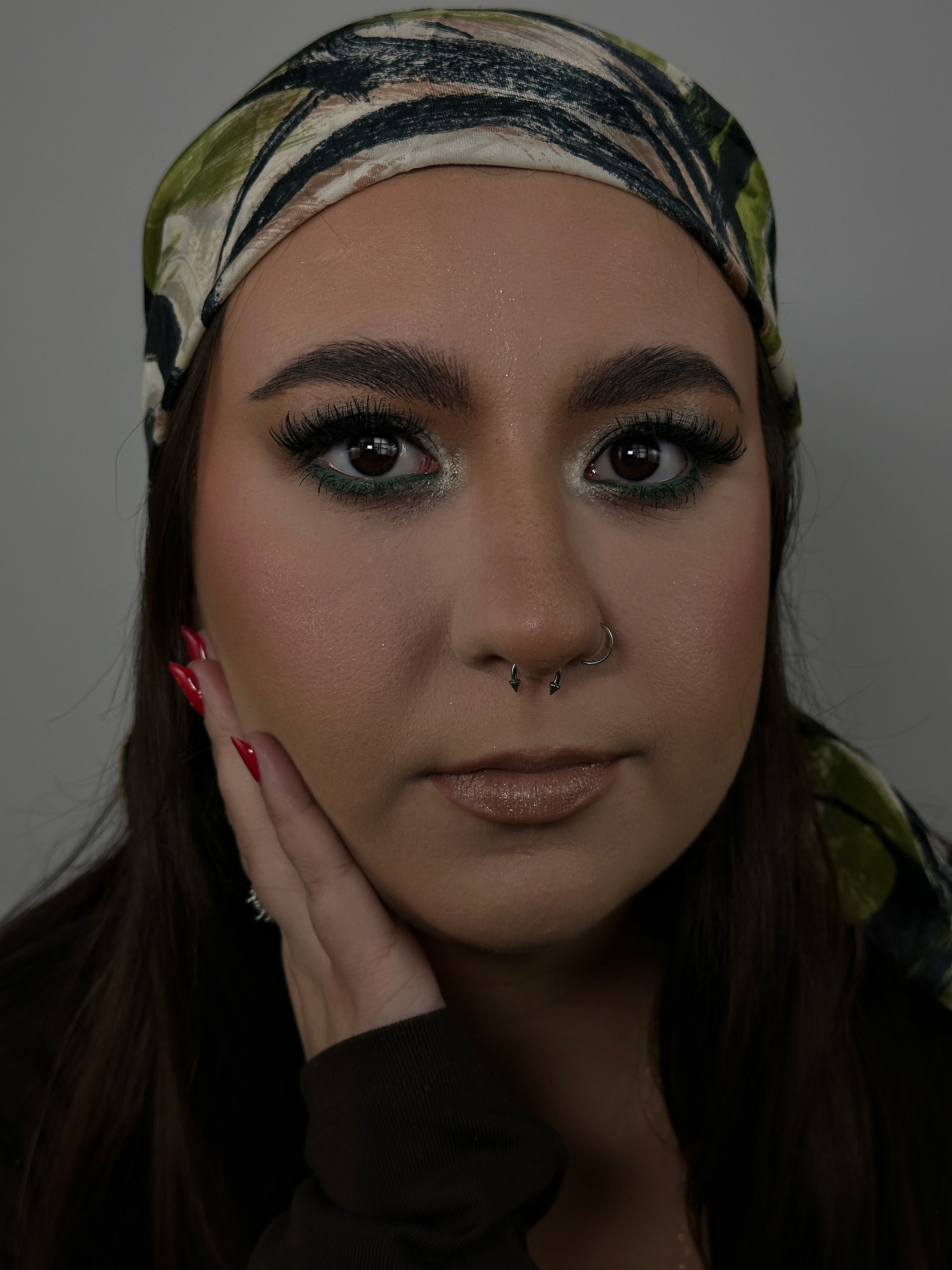 Machiaj smokey eyes dramatic cu nuanțe închise și estompate, creând un efect fumuriu seducător