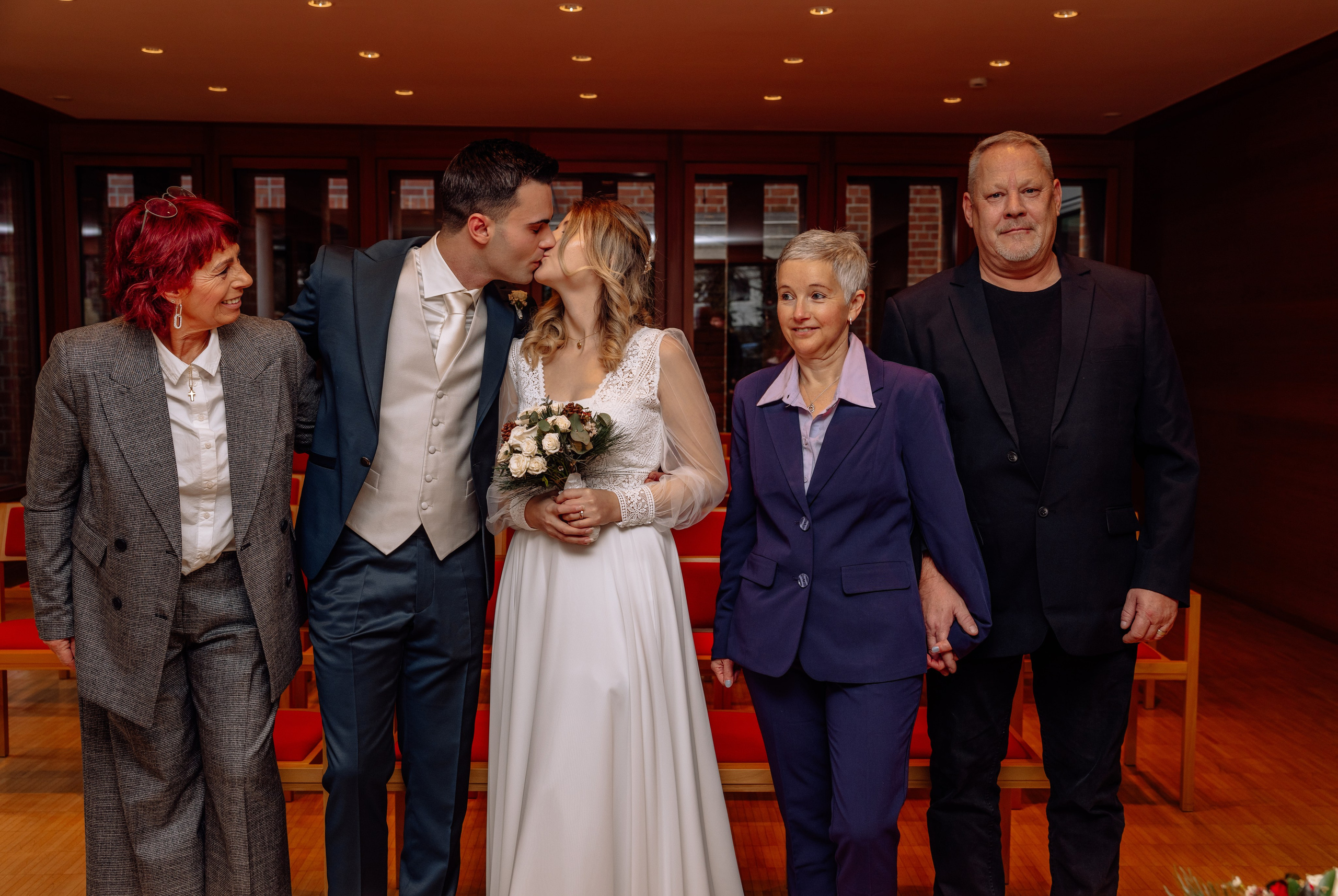 Paar küsst sich im Standesamt Feldkirchen