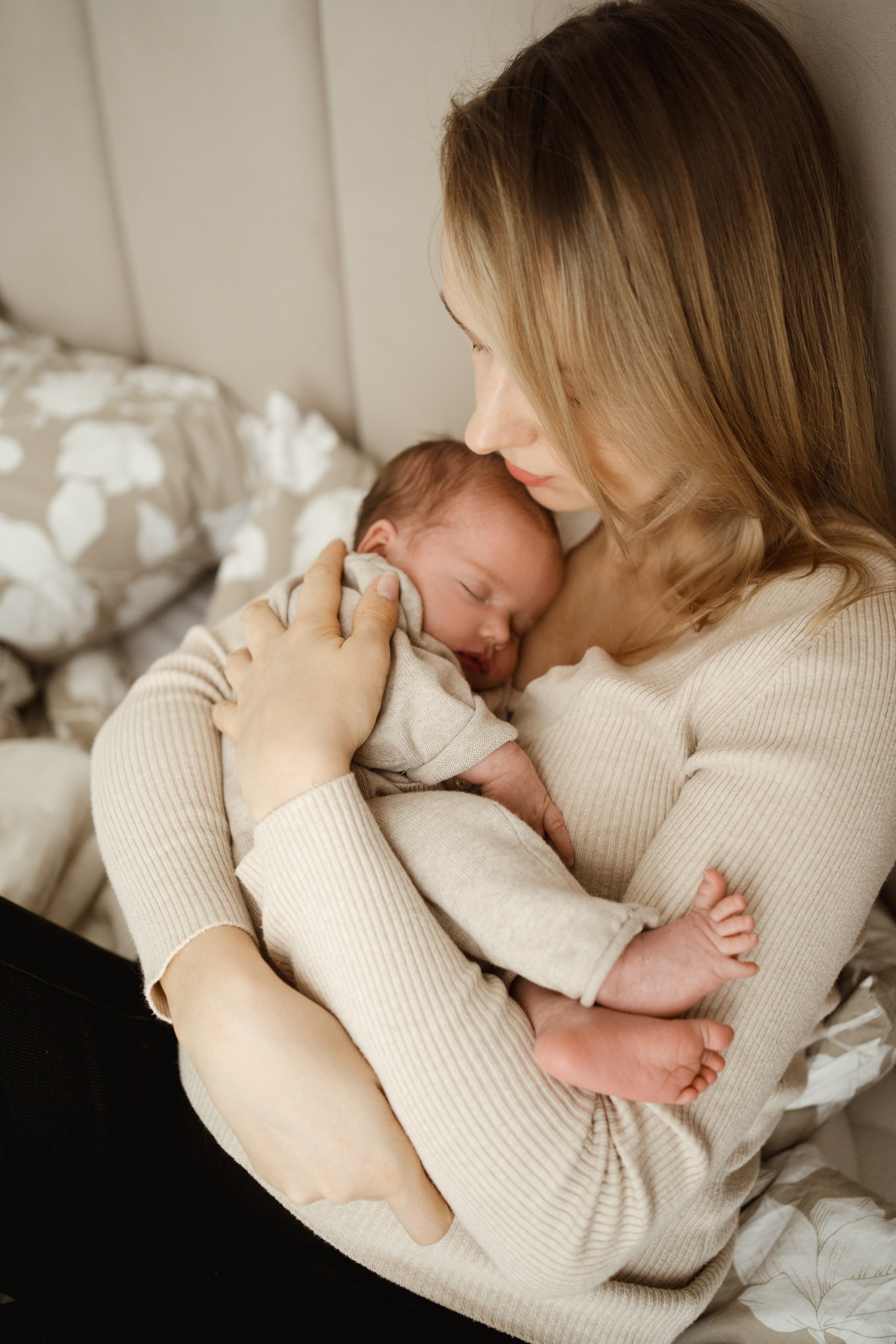 Sesja noworodkowa w domu. Fotograf Łódź - sesja ciążowa, noworodkowa, dziecięca. Studio w Łodzi