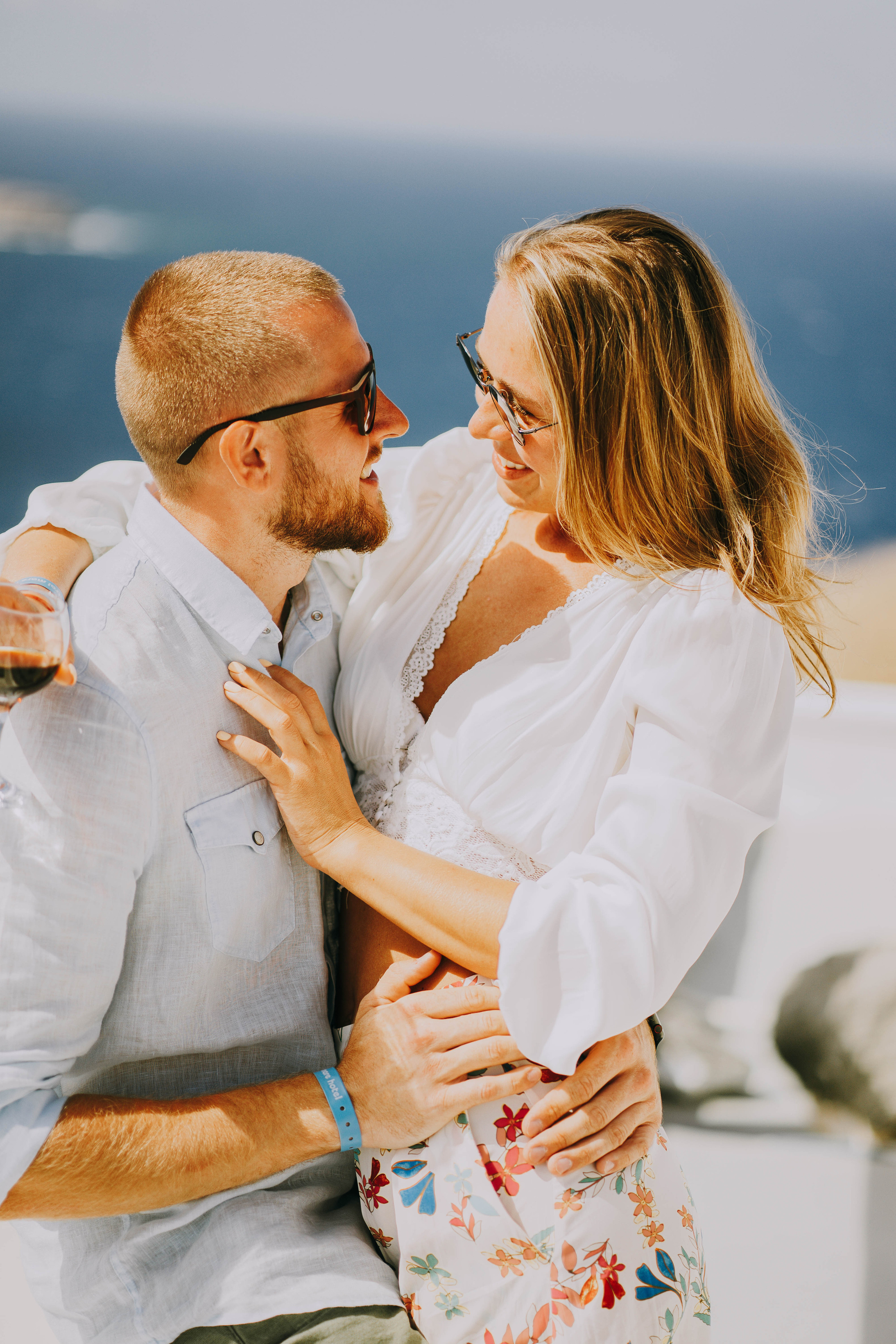 Love in Santorini. Photographer at Santorini