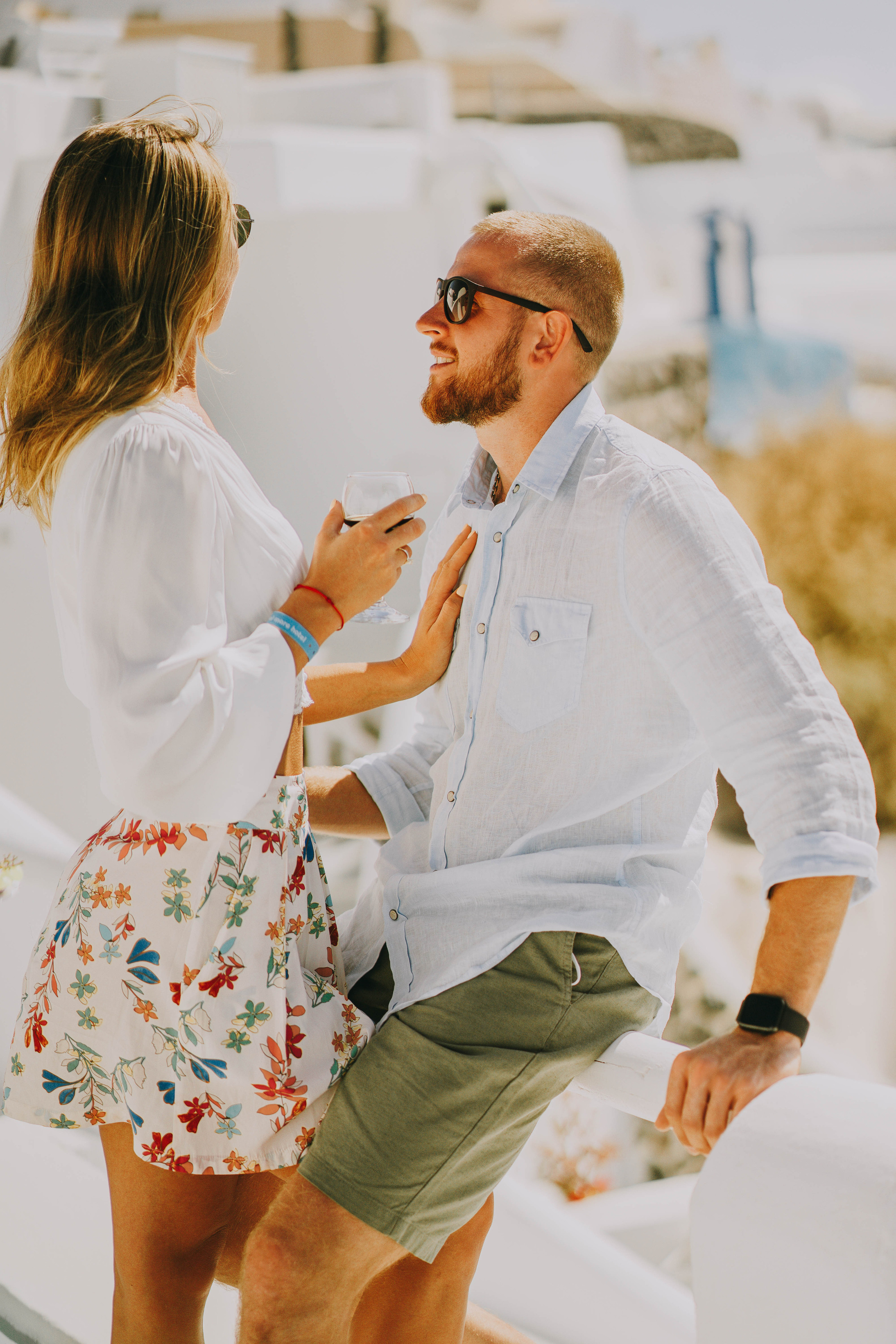 Love in Santorini. Photographer at Santorini