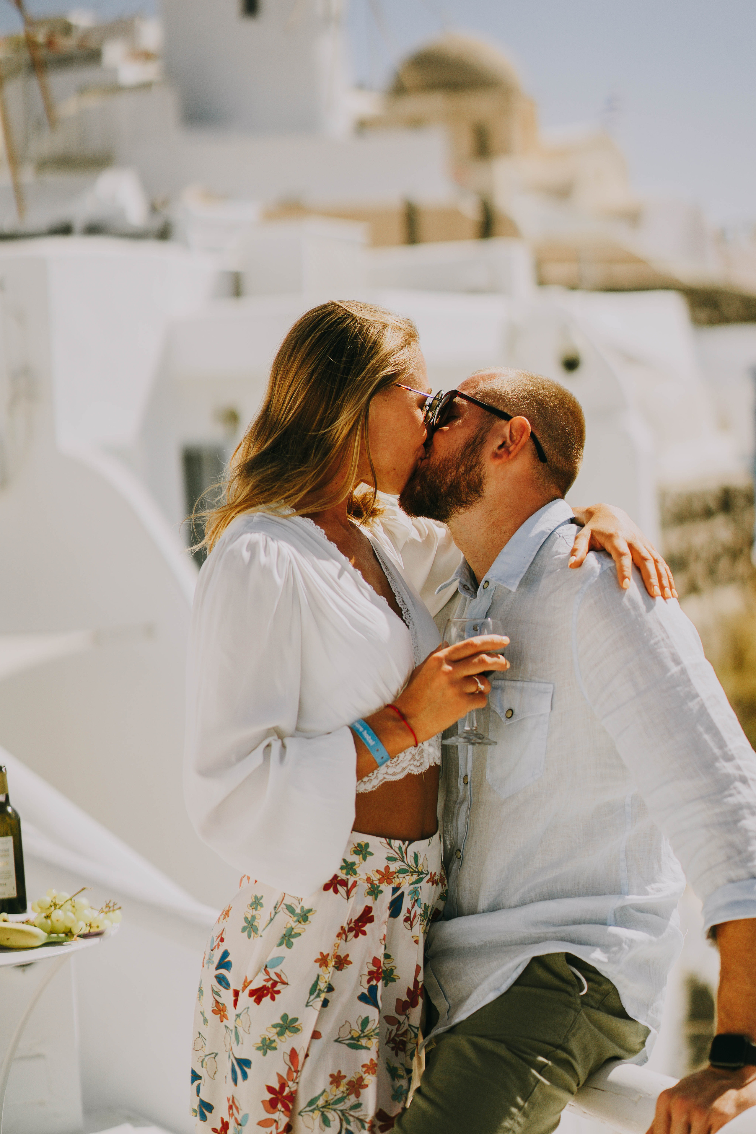 Love in Santorini. Photographer at Santorini