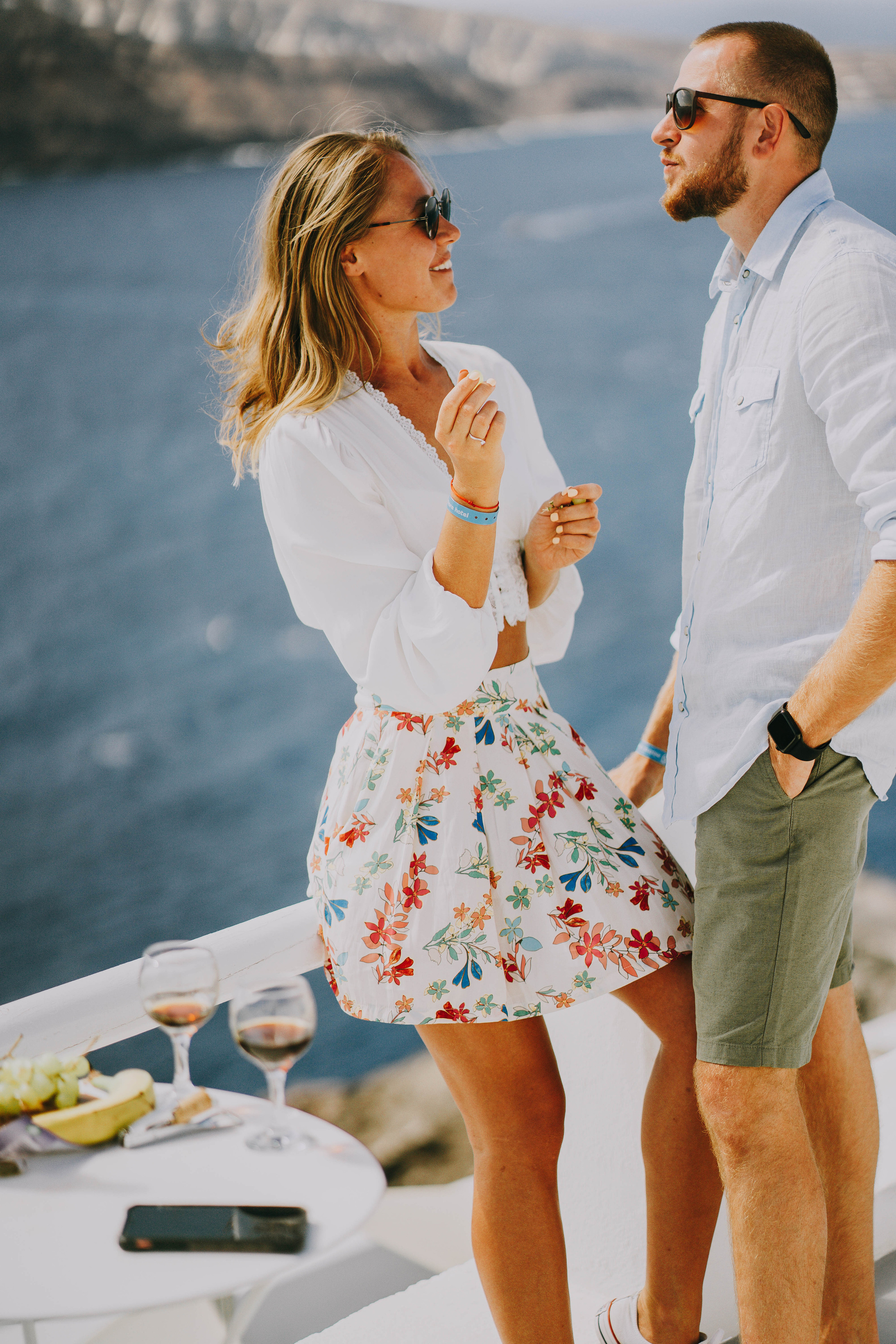 Love in Santorini. Photographer at Santorini