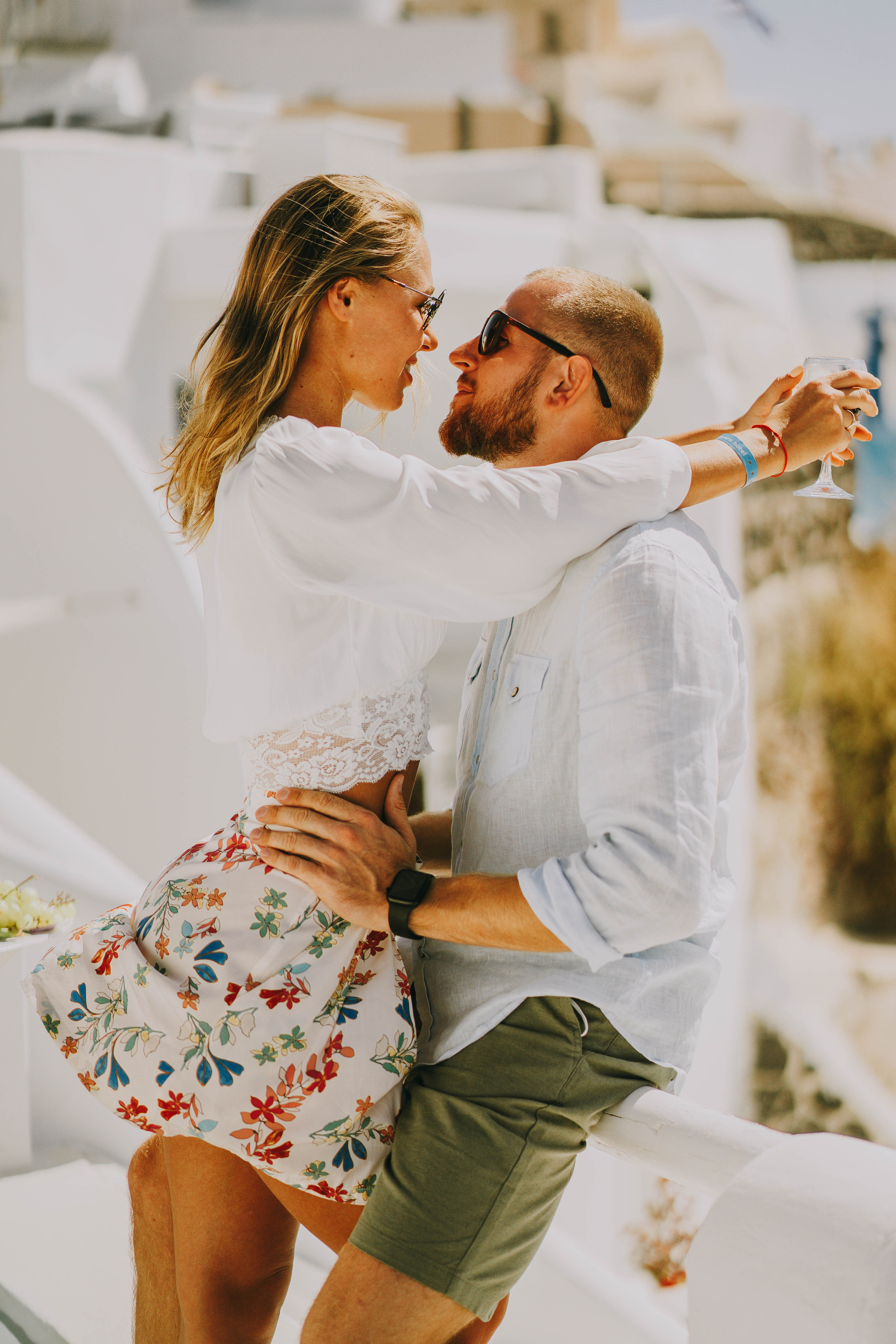 Love in Santorini. Photographer at Santorini