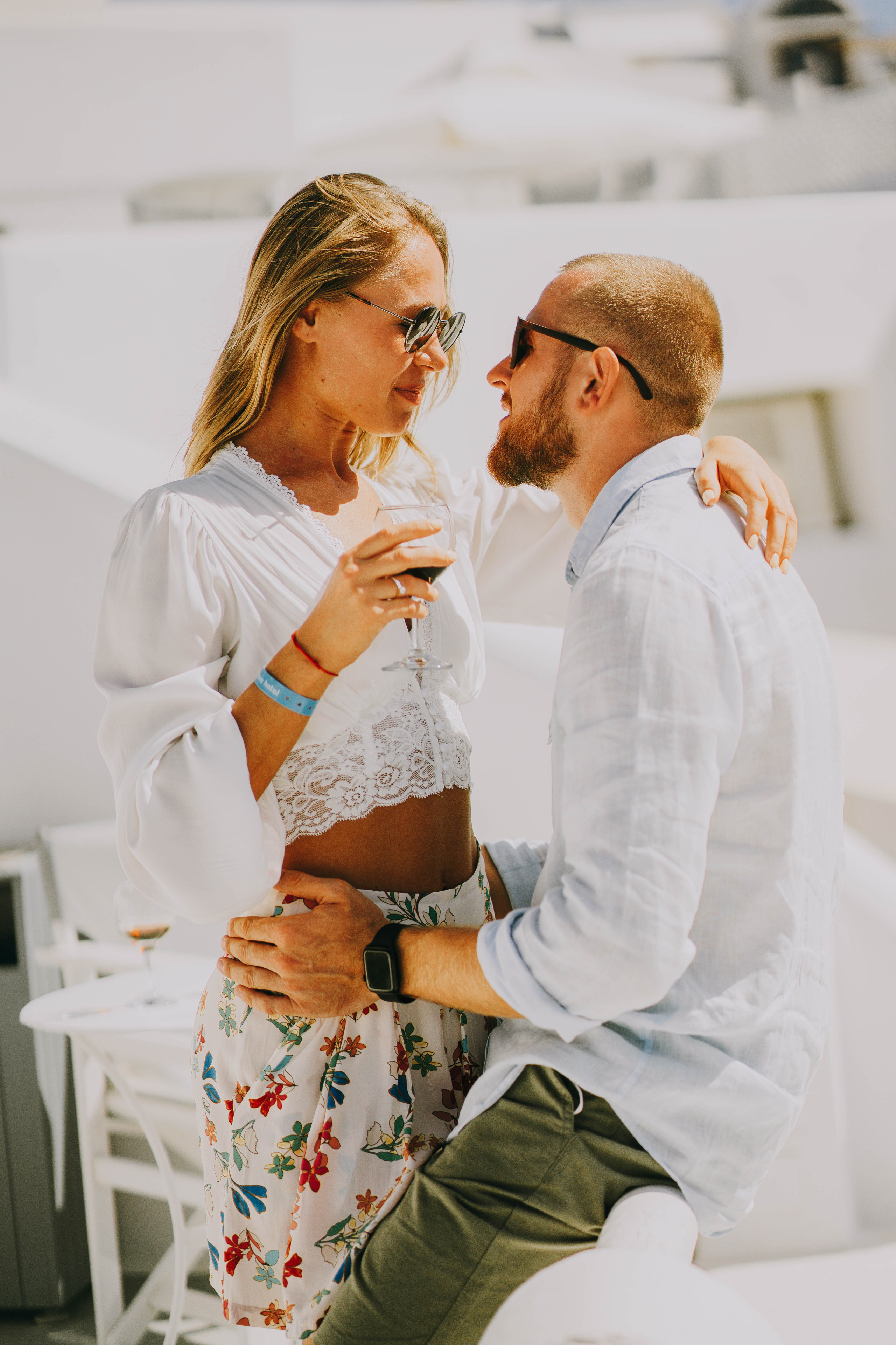 Love in Santorini. Photographer at Santorini