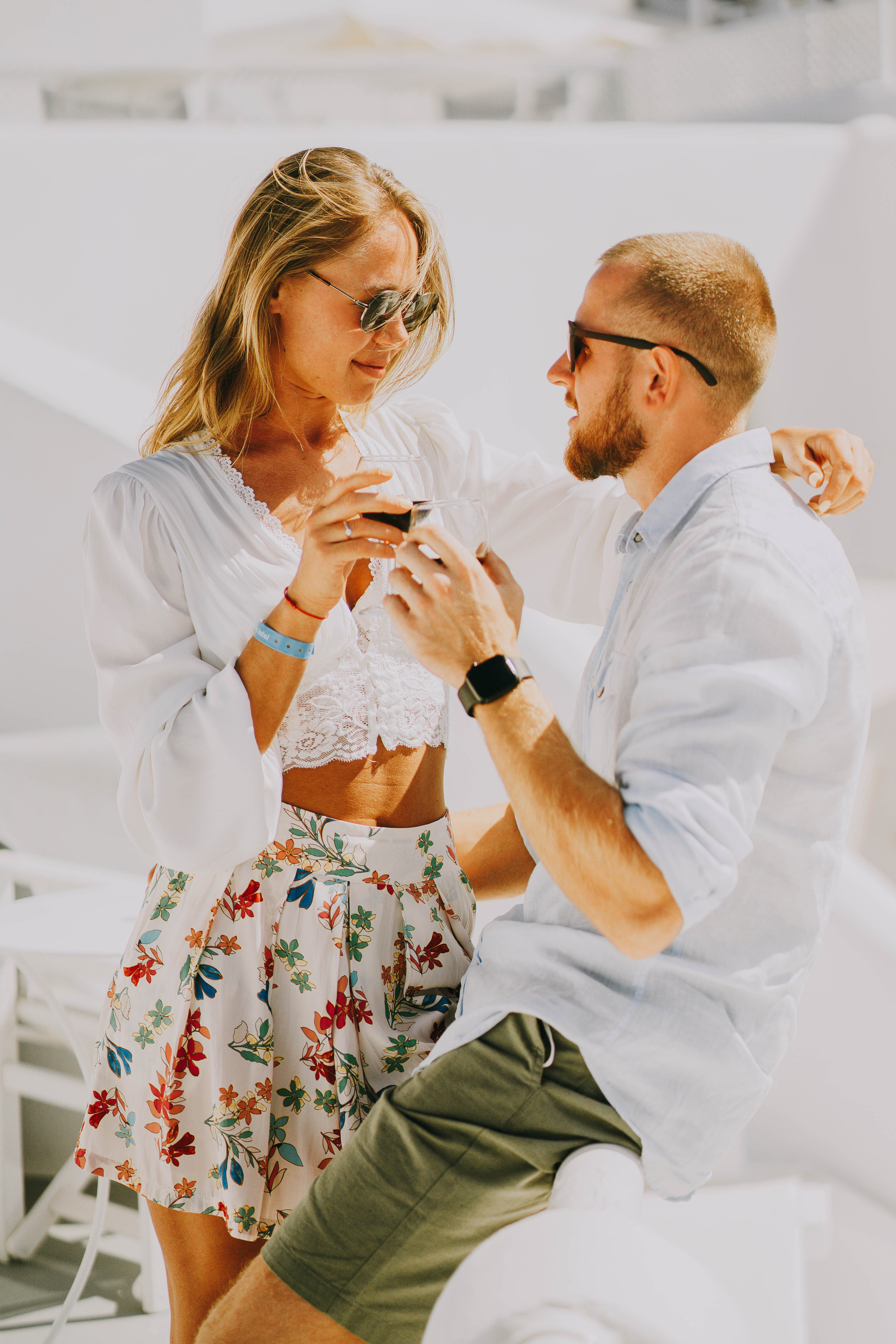 Love in Santorini. Photographer at Santorini