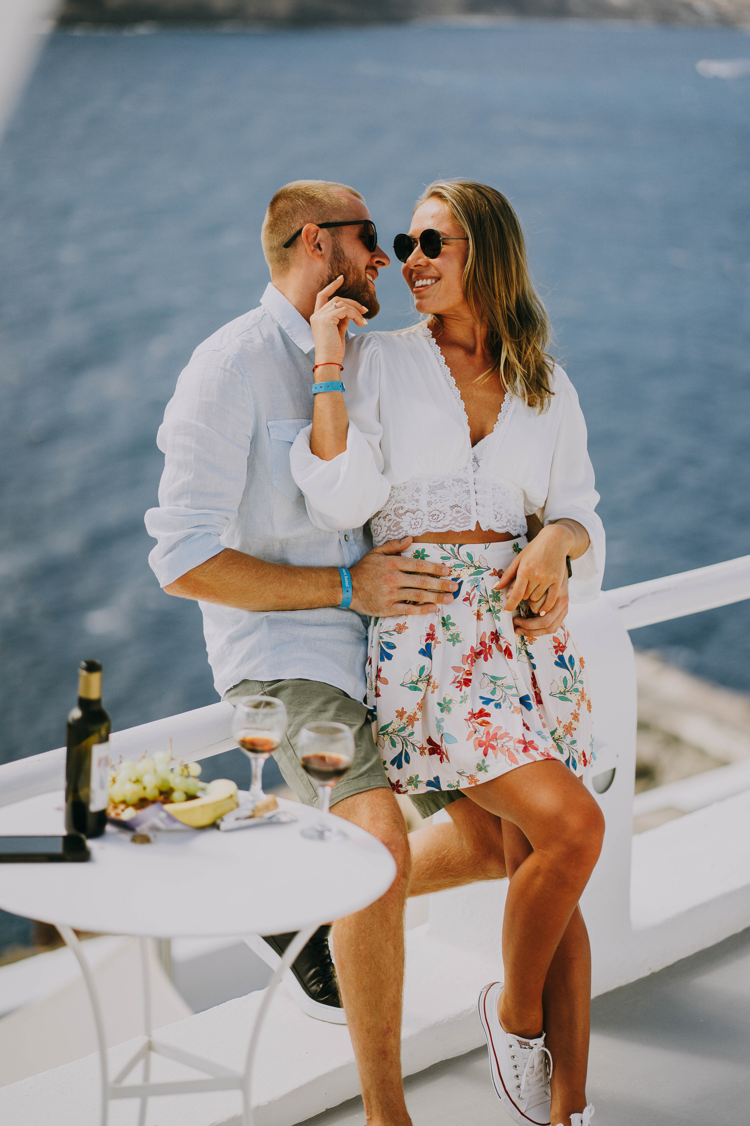 Love in Santorini. Photographer at Santorini