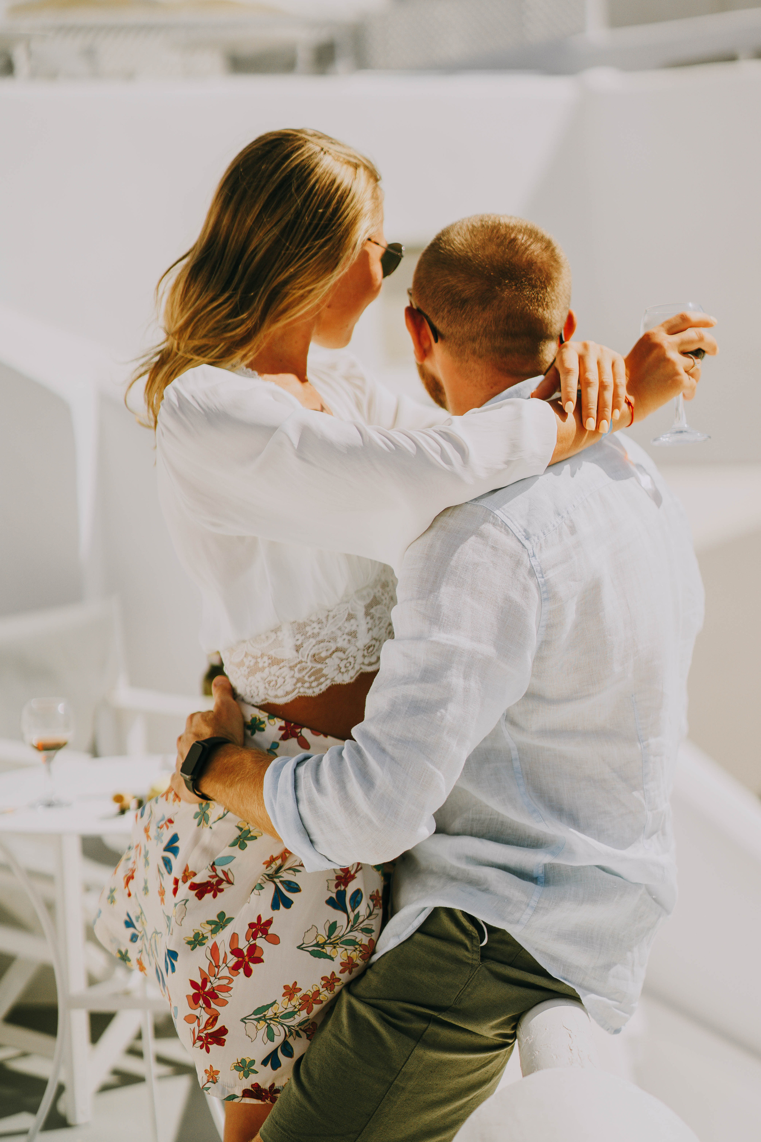 Love in Santorini. Photographer at Santorini