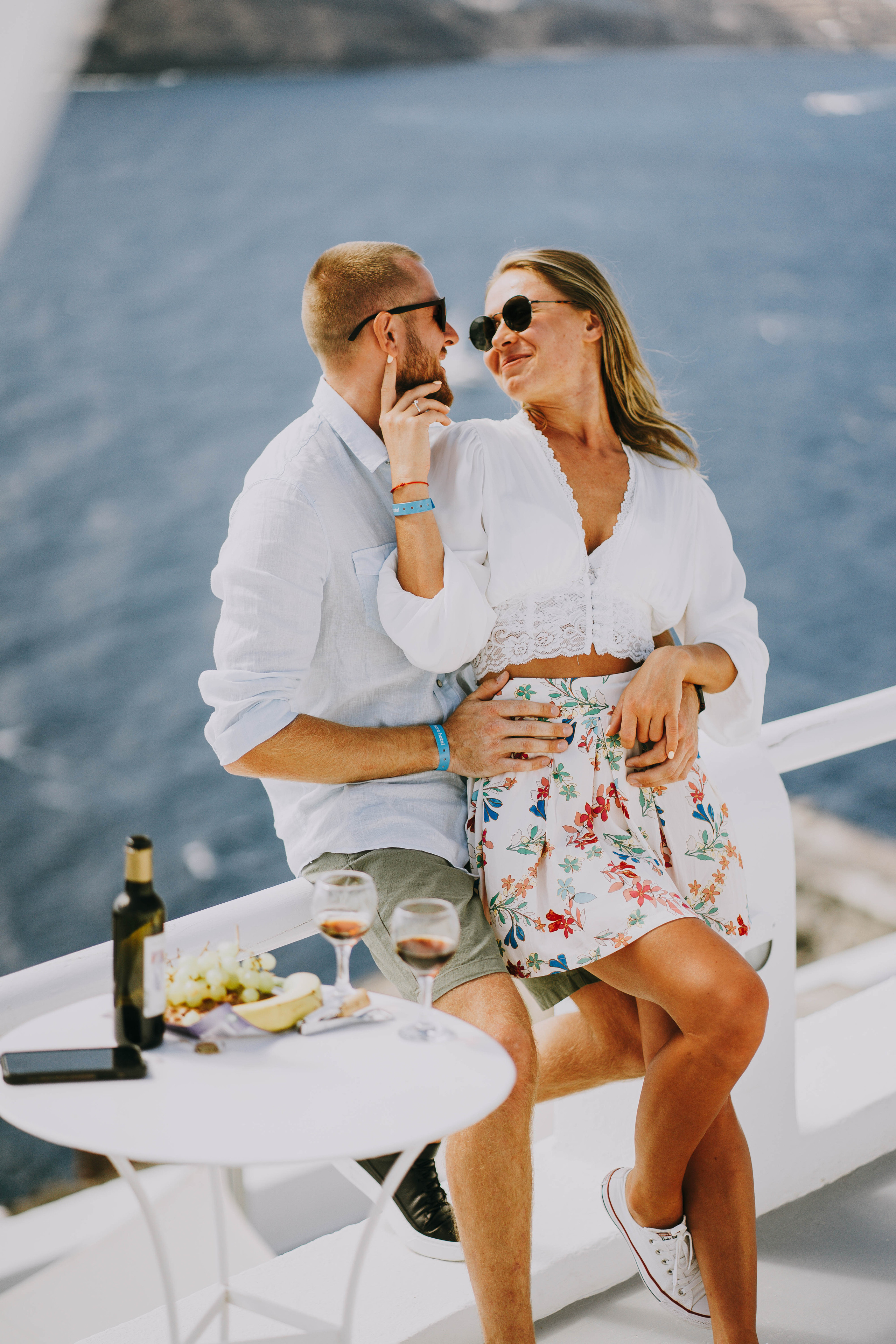 Love in Santorini. Photographer at Santorini