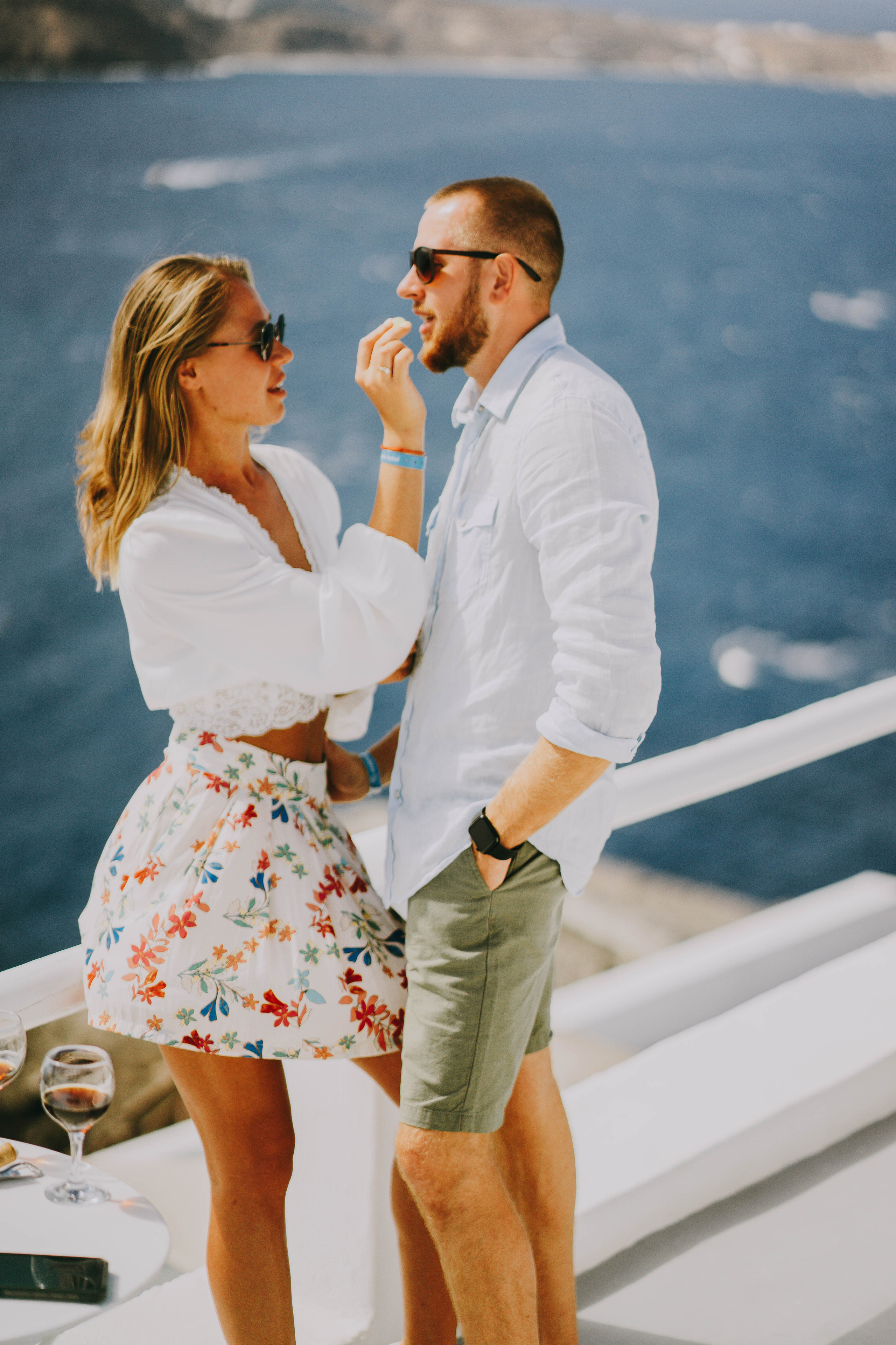 Love in Santorini. Photographer at Santorini