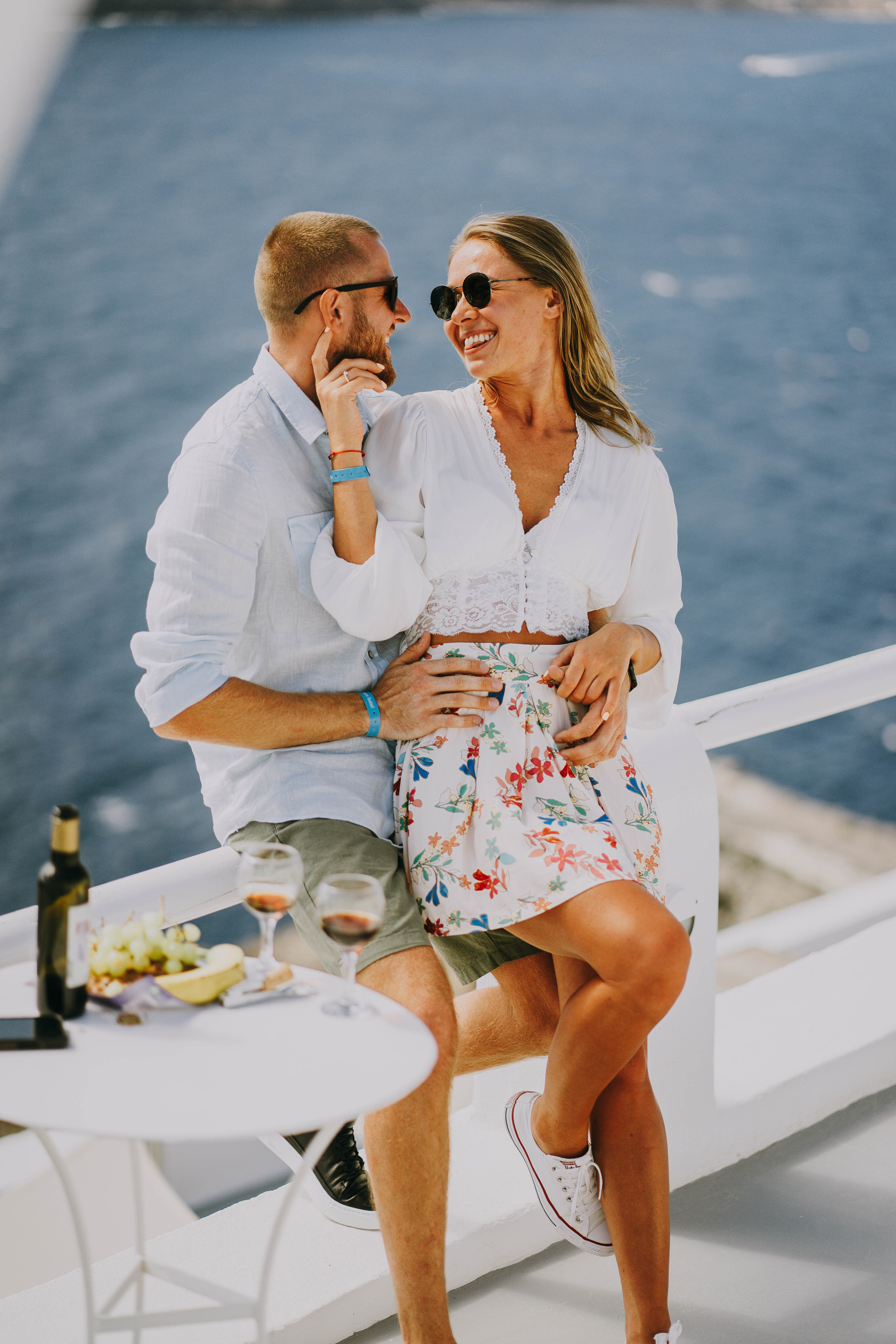 Love in Santorini. Photographer at Santorini