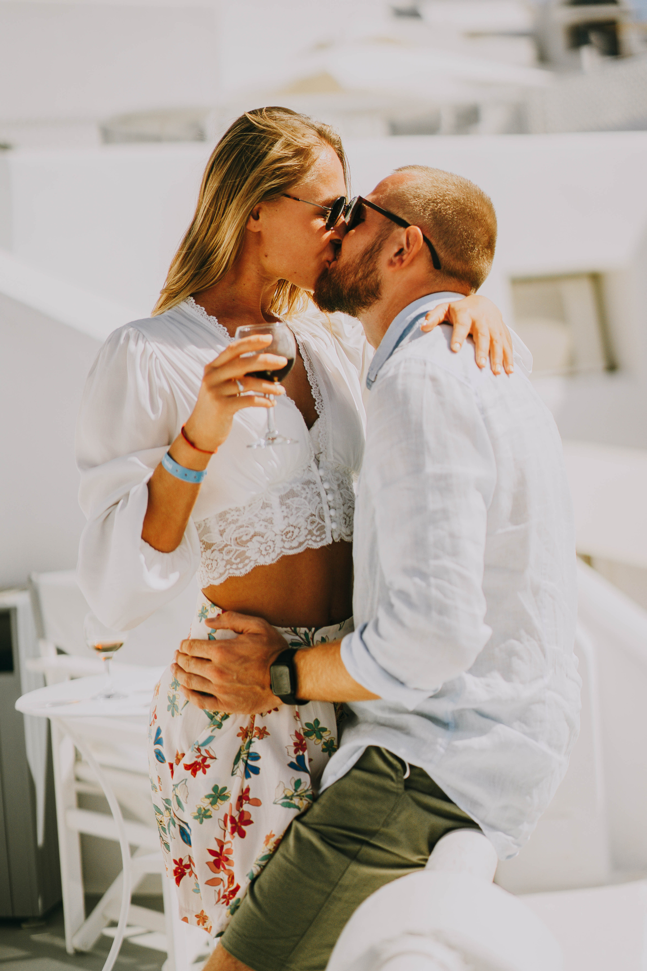Love in Santorini. Photographer at Santorini