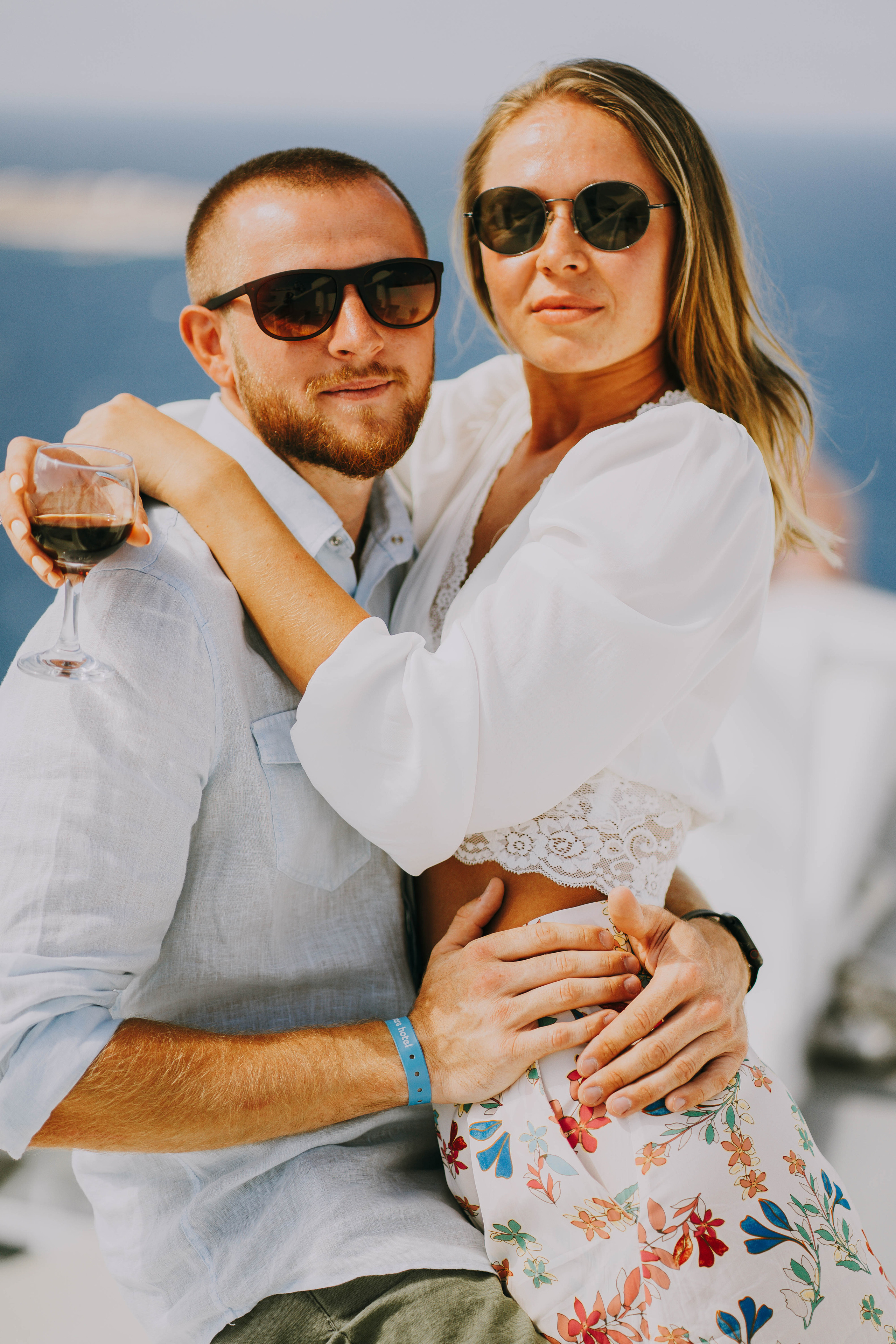 Love in Santorini. Photographer at Santorini