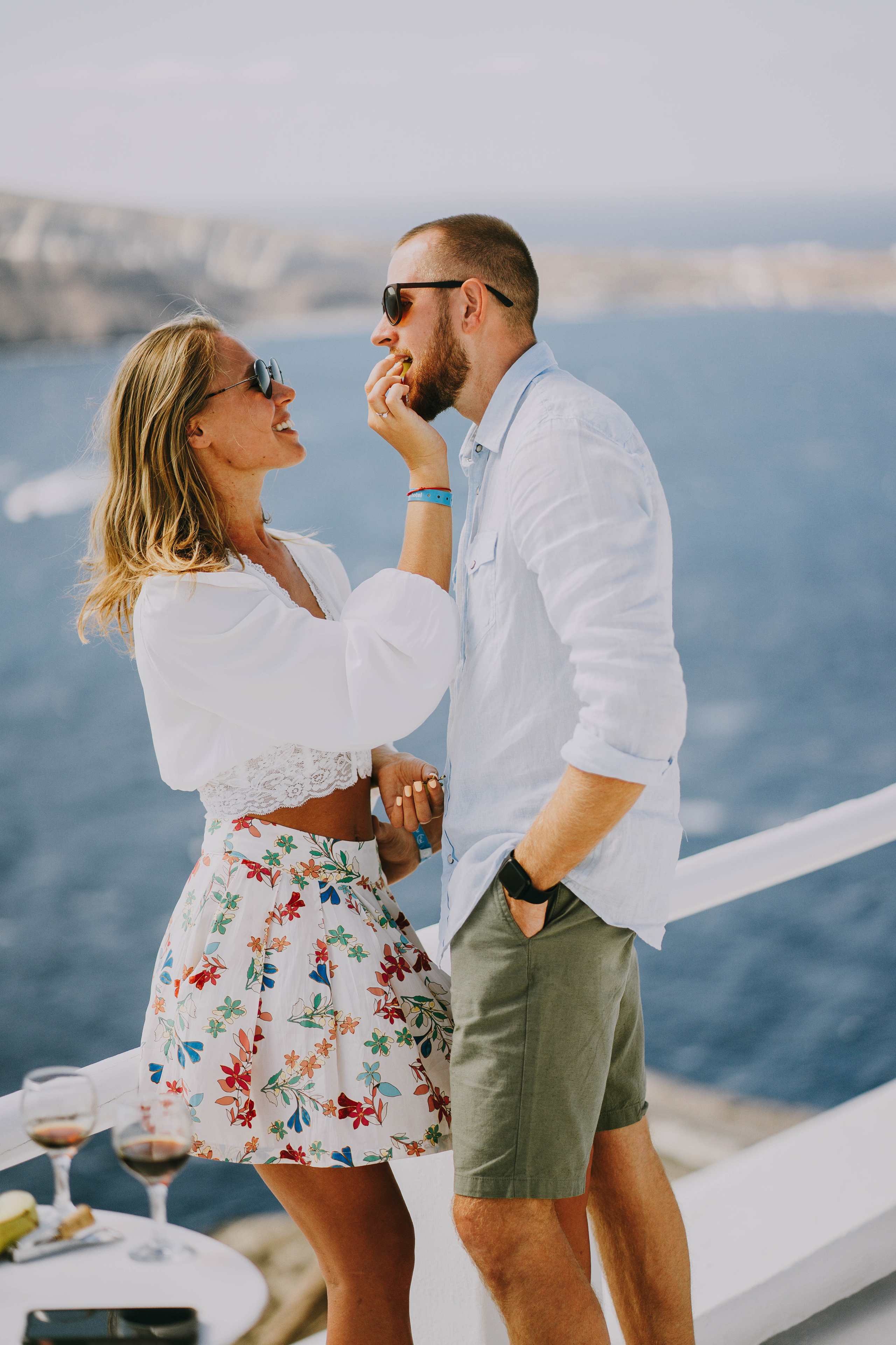 Love in Santorini. Photographer at Santorini