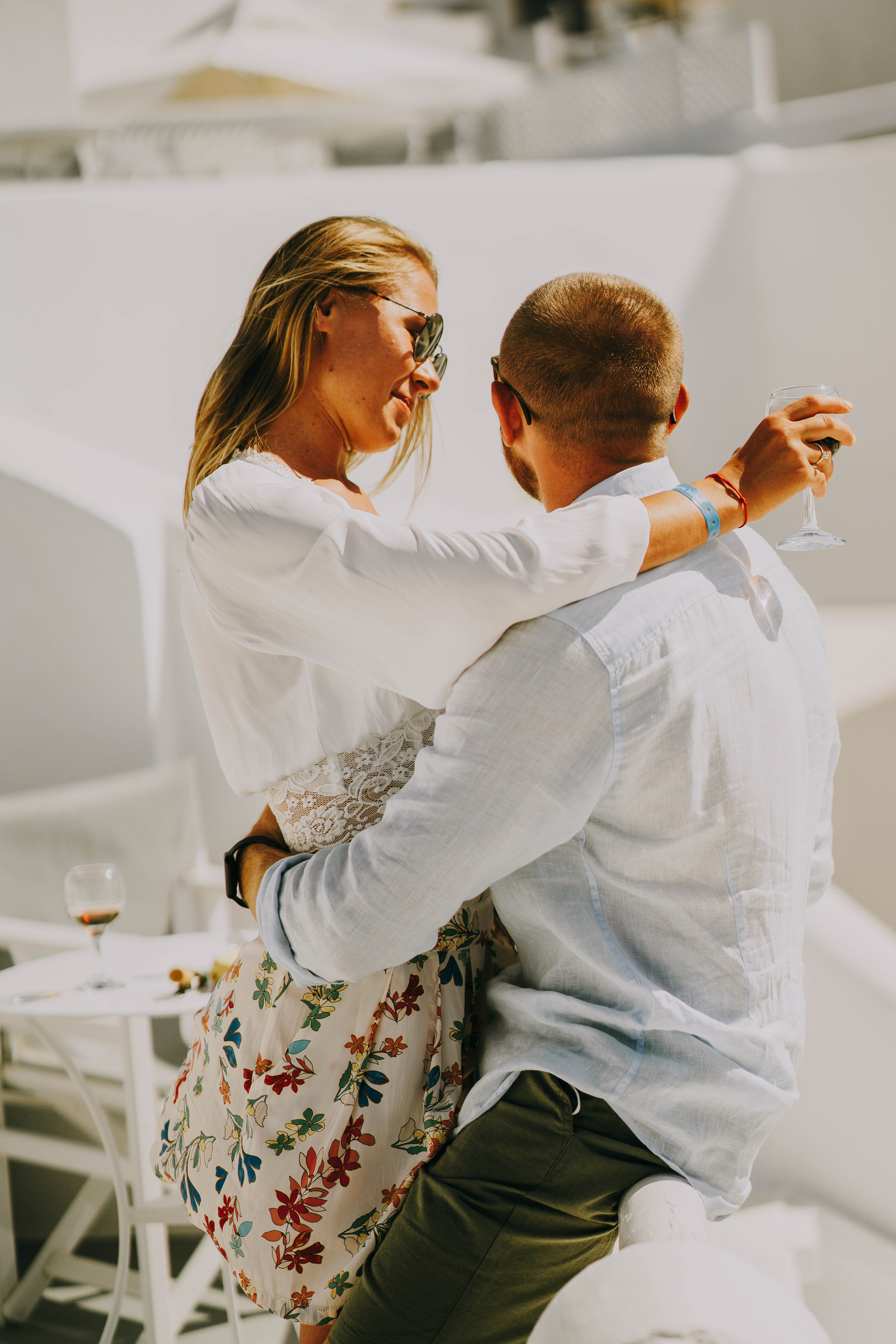 Love in Santorini. Photographer at Santorini