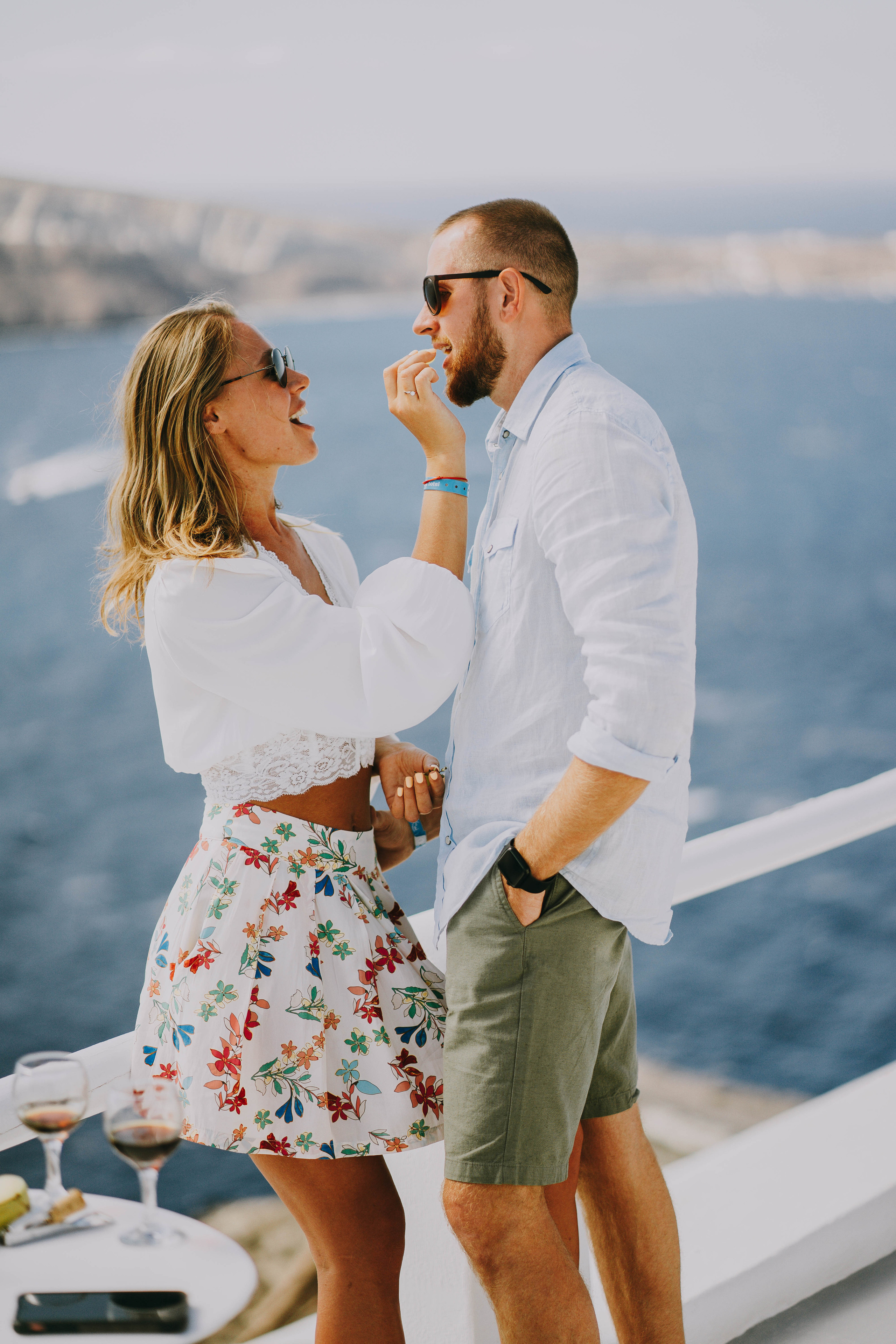 Love in Santorini. Photographer at Santorini