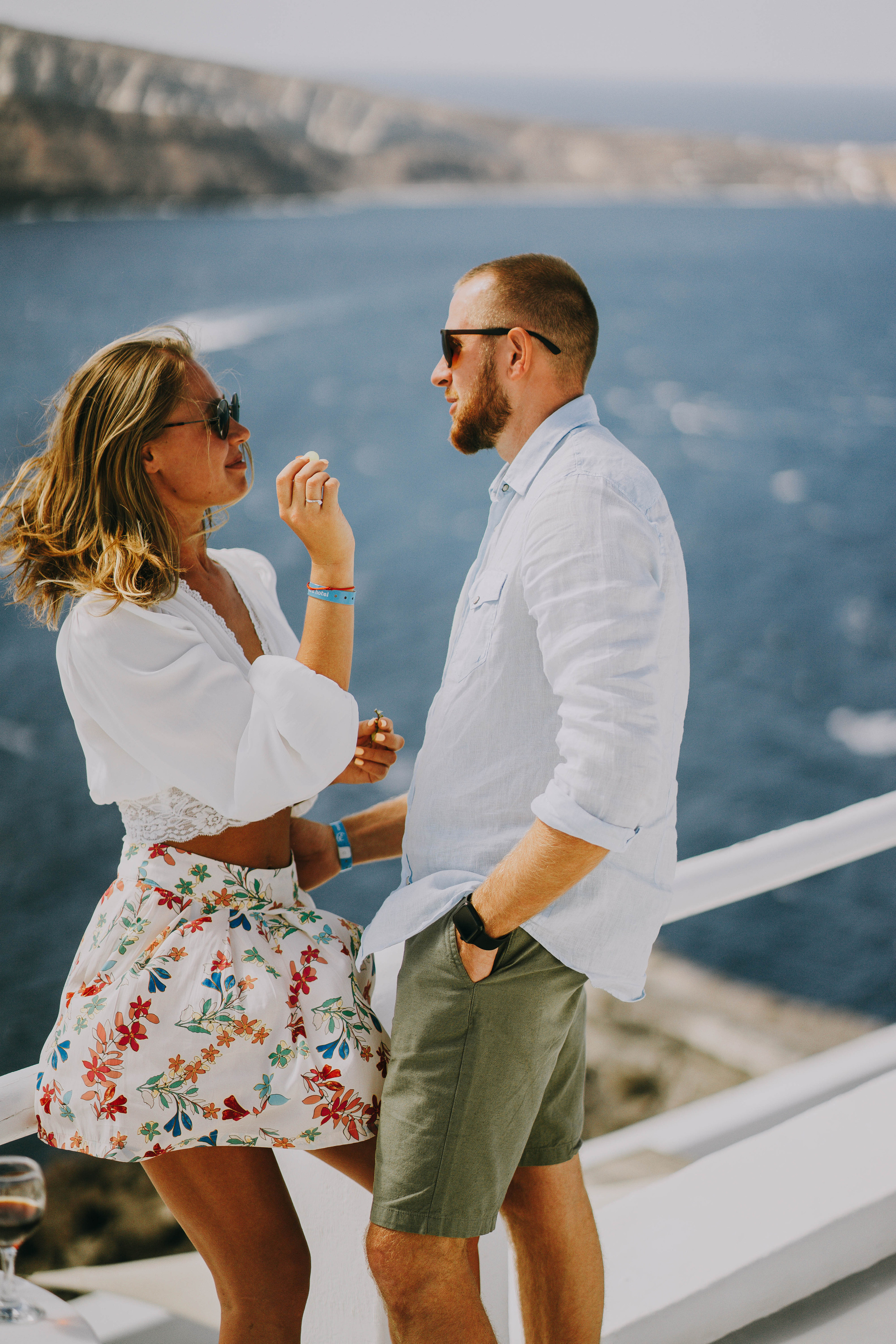 Love in Santorini. Photographer at Santorini