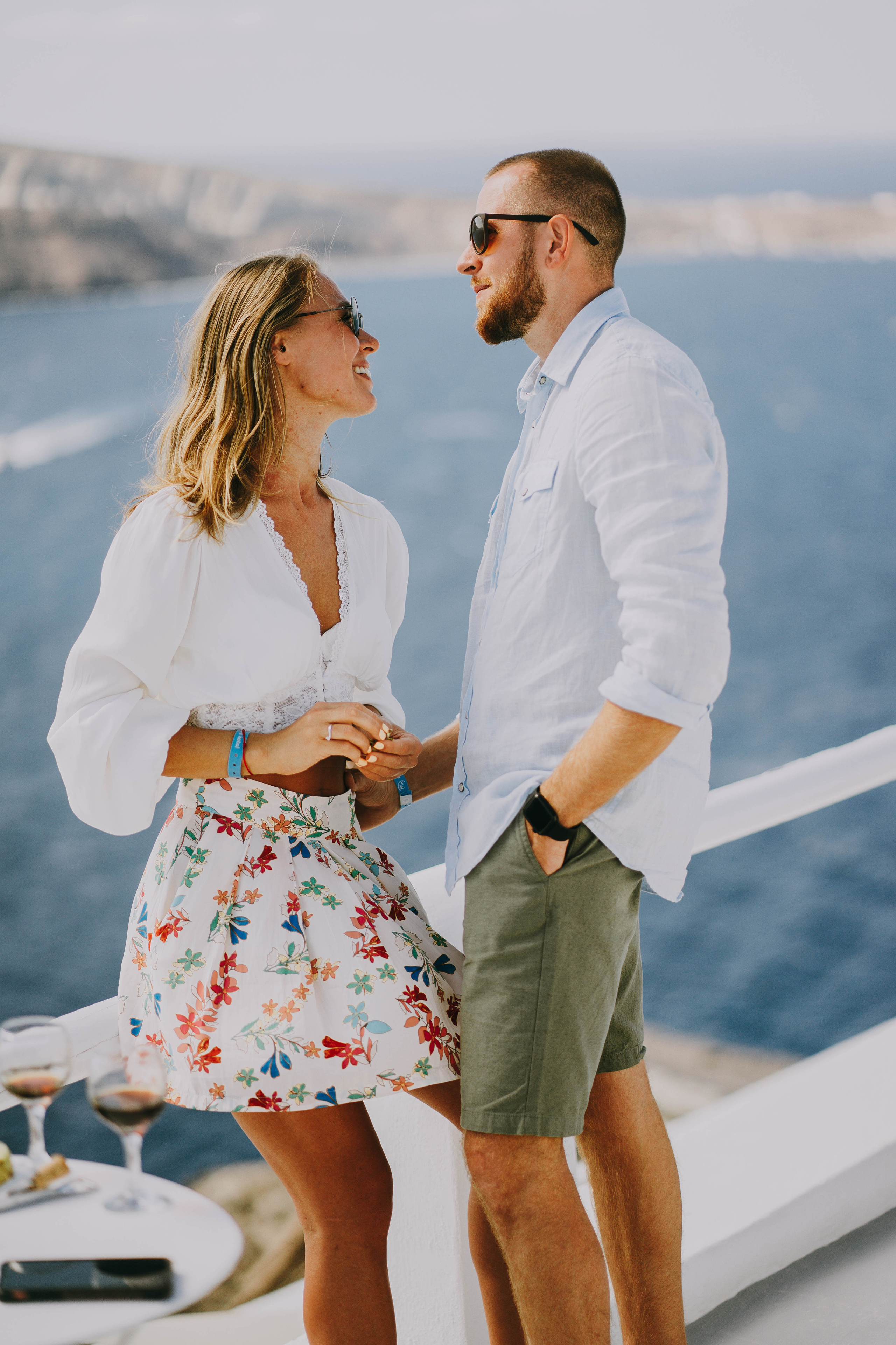 Love in Santorini. Photographer at Santorini