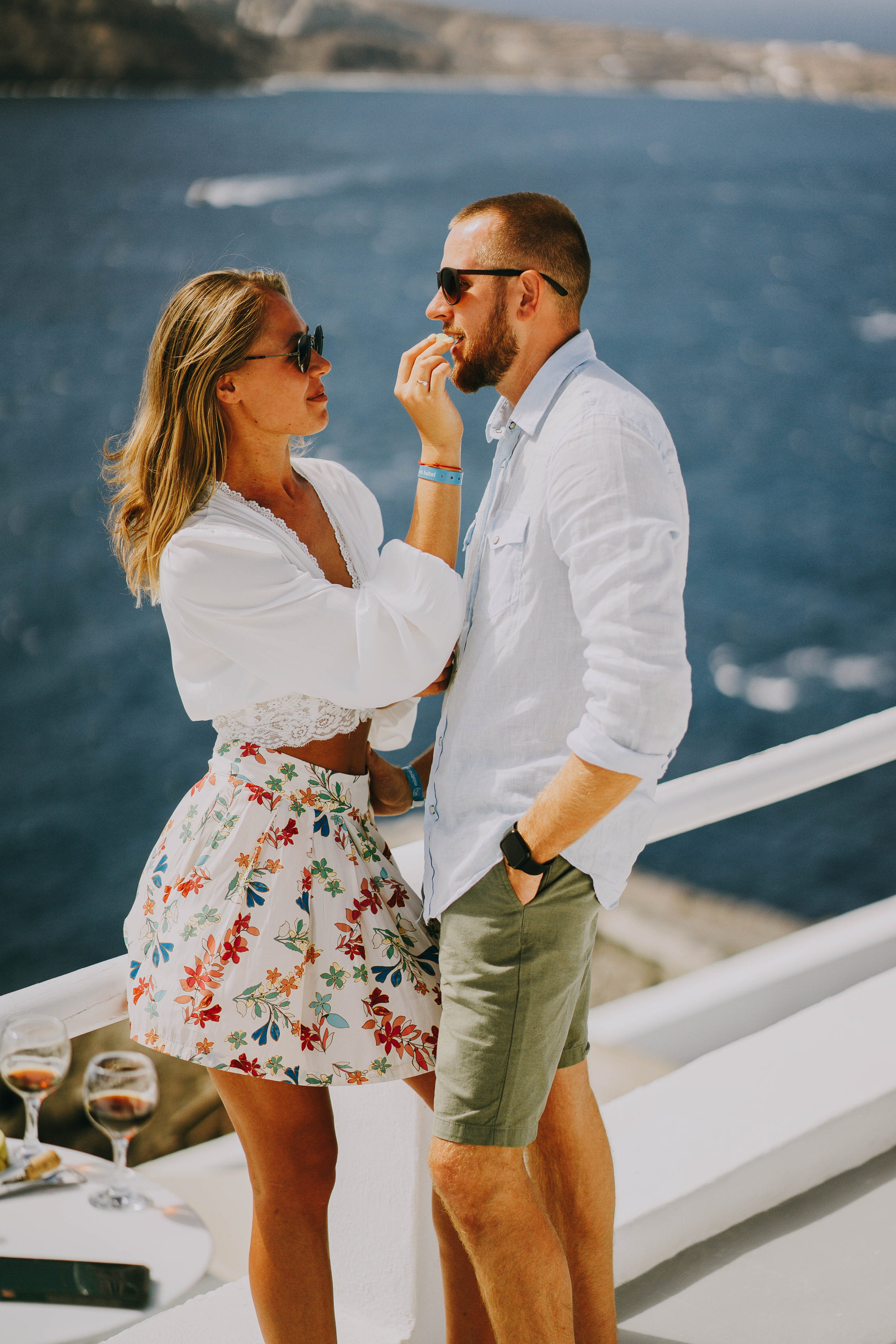 Love in Santorini. Photographer at Santorini