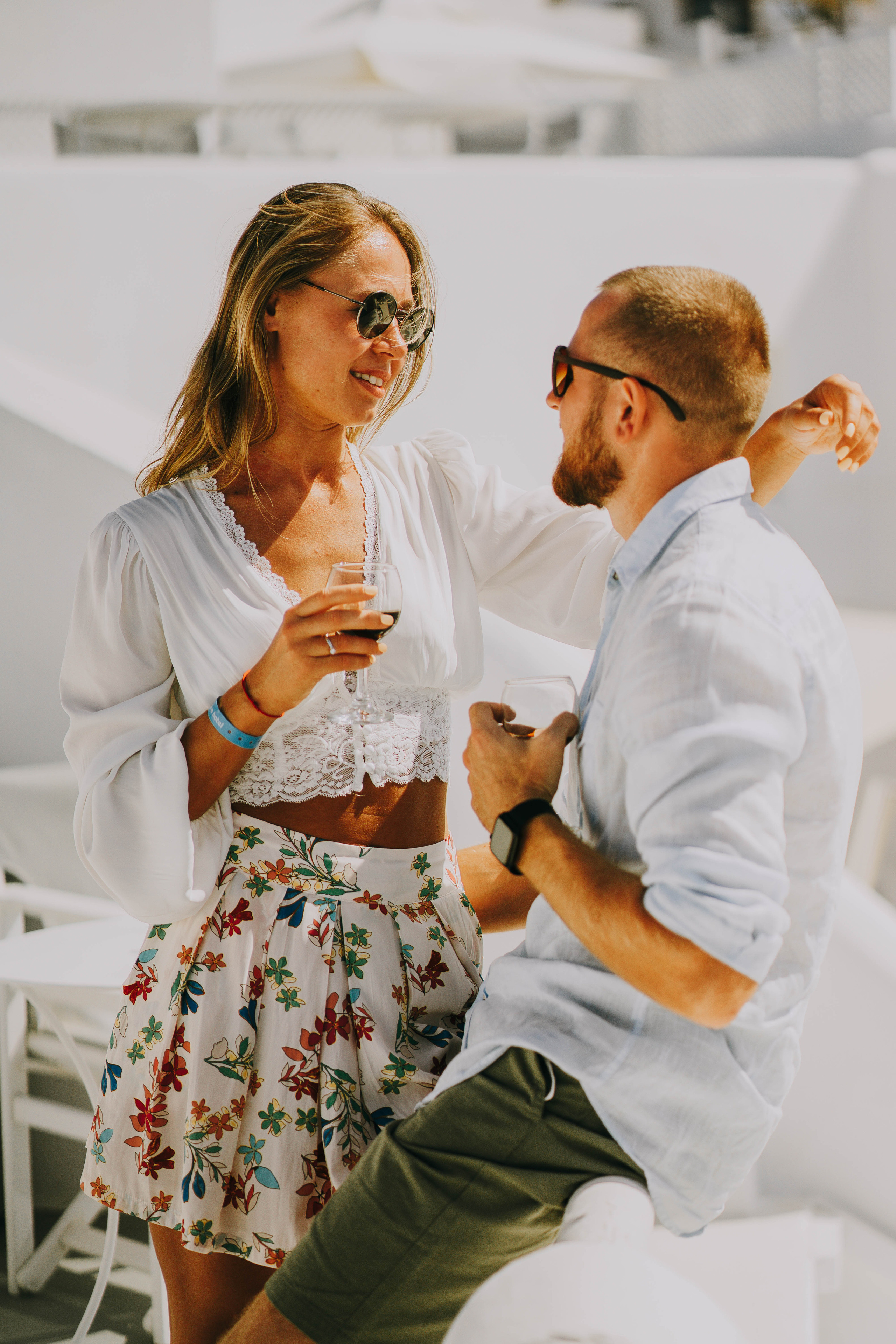 Love in Santorini. Photographer at Santorini