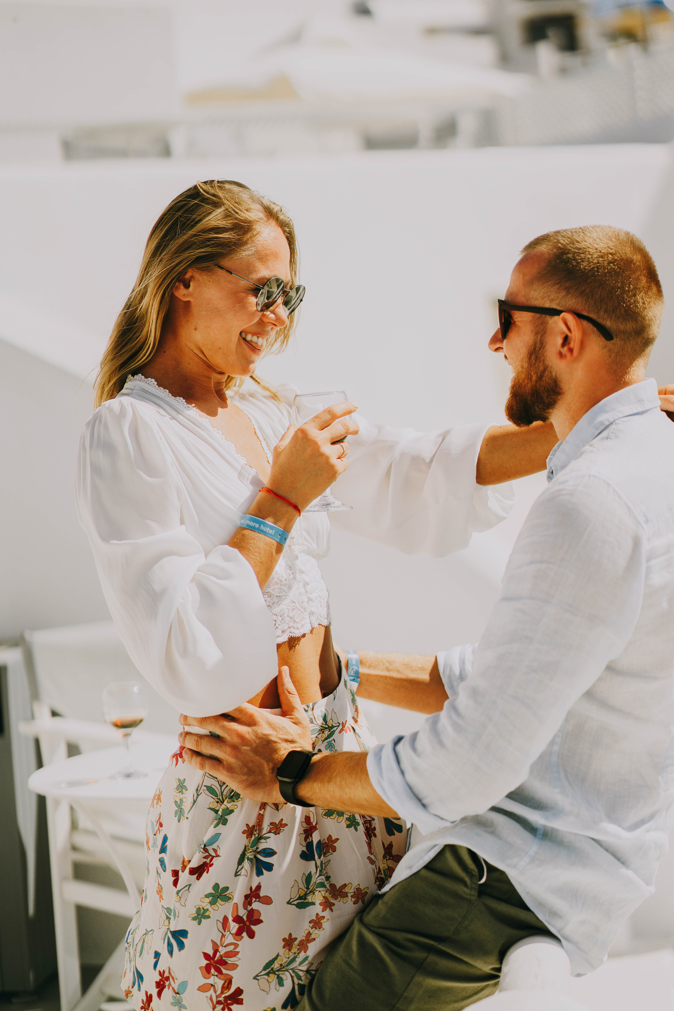 Love in Santorini. Photographer at Santorini