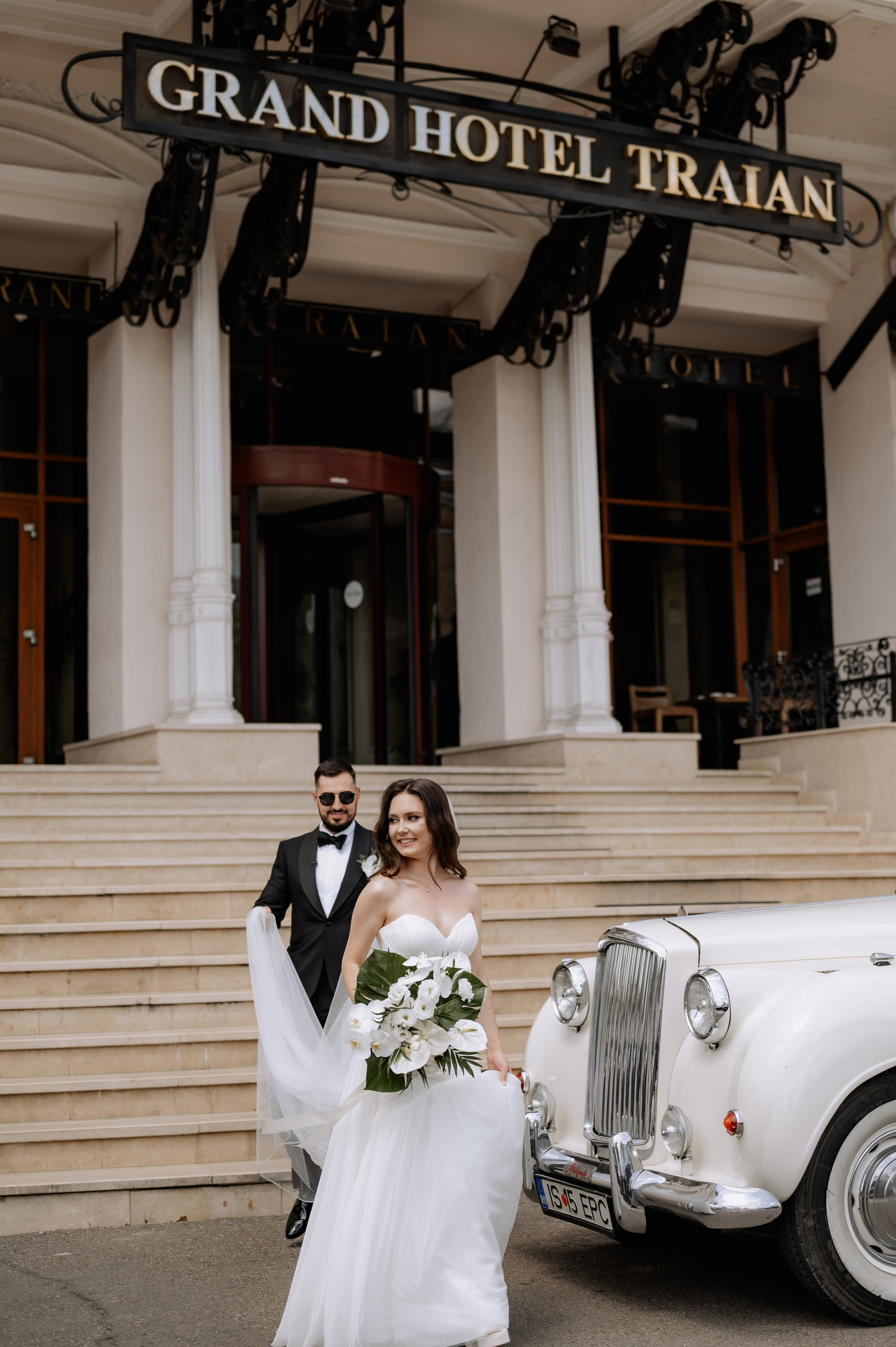 Cununie civila in aer liber , artificii de zi colorate , decor nunta , nunta la Hotel Traian. Proud Vision Weddings | Wedding Photography & Film — Servicii profesionale Foto Video Nunta Iasi