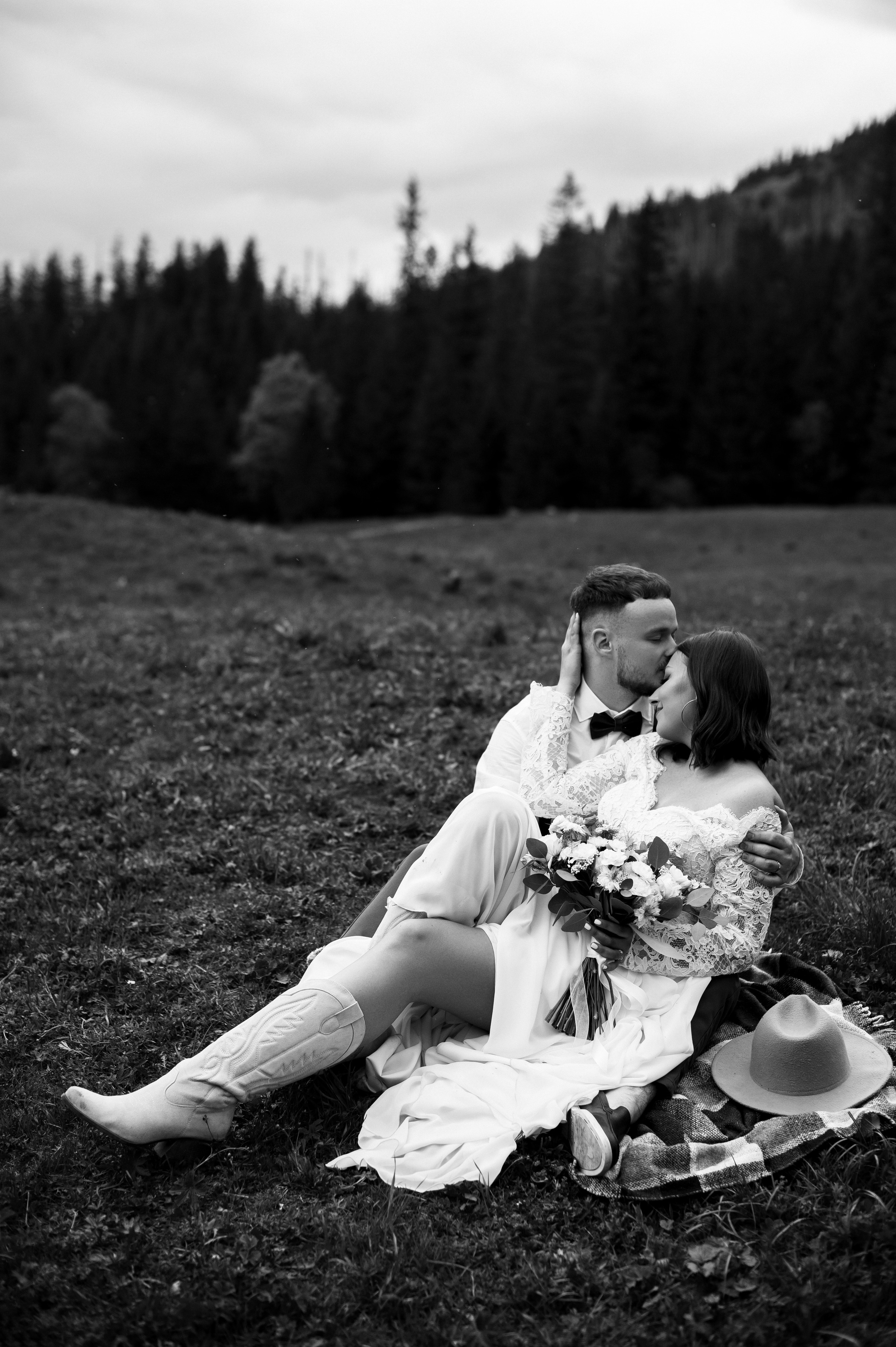 Hochzeitsfotoshooting in den Bergen | Natürliche & Romantische Hochzeitsbilder