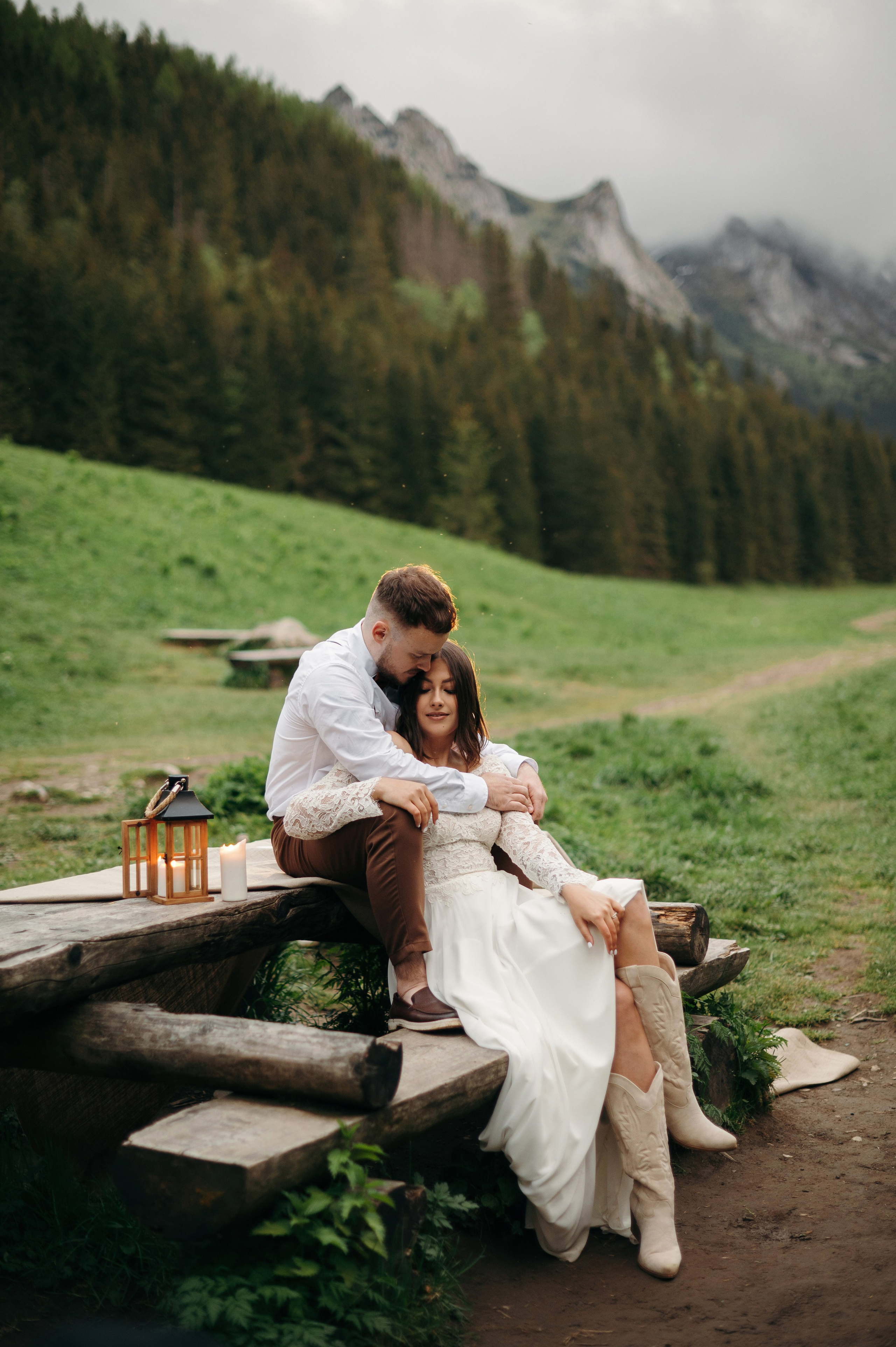 Hochzeitsfotoshooting in den Bergen | Natürliche & Romantische Hochzeitsbilder