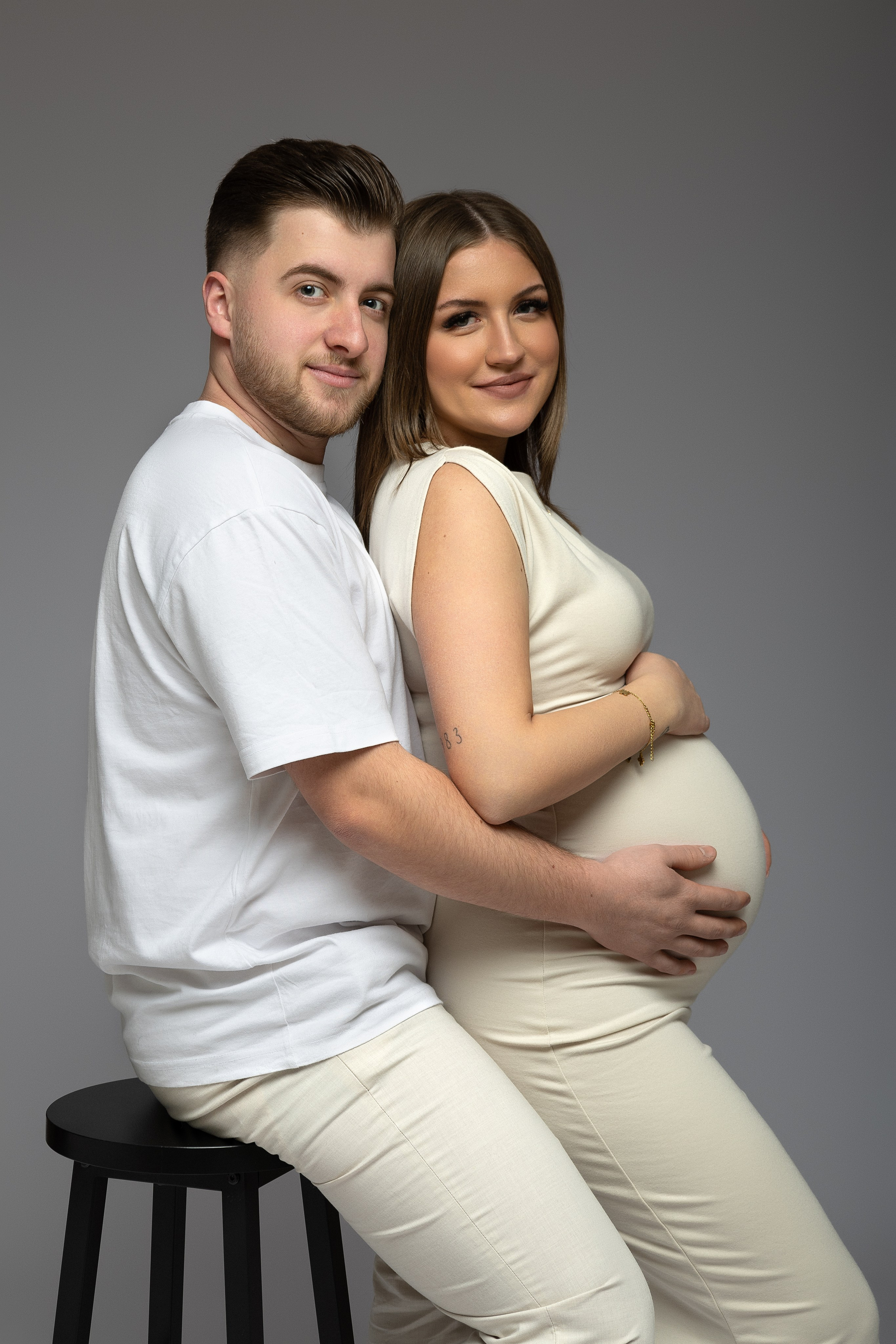 Zweisamkeit in der Schwangerschaft – inniger Blickkontakt und Nähe