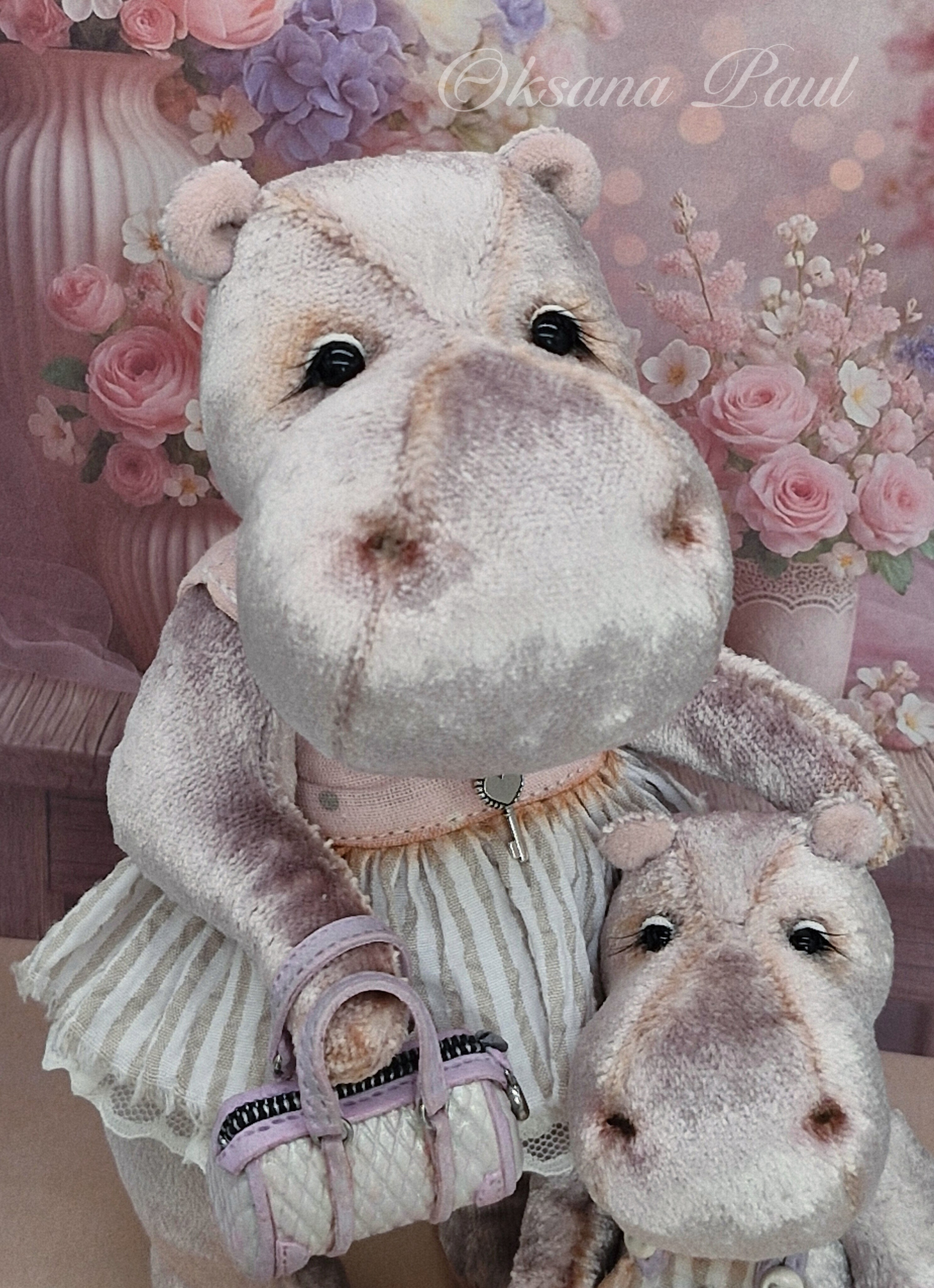 бегемот игрушка, мама с малышом, игрушка в стиле тедди, мягкая игрушка ручной работы, коллекционная игрушка, плюшевый бегемот, handmade hippo, teddy style, авторская игрушка, тедди игрушка, игрушки оксана пауль, миниатюра сумочка из полимерной глины, polymer clay bag, soft sculpture, collectible toy, handmade gift, авторская коллекция