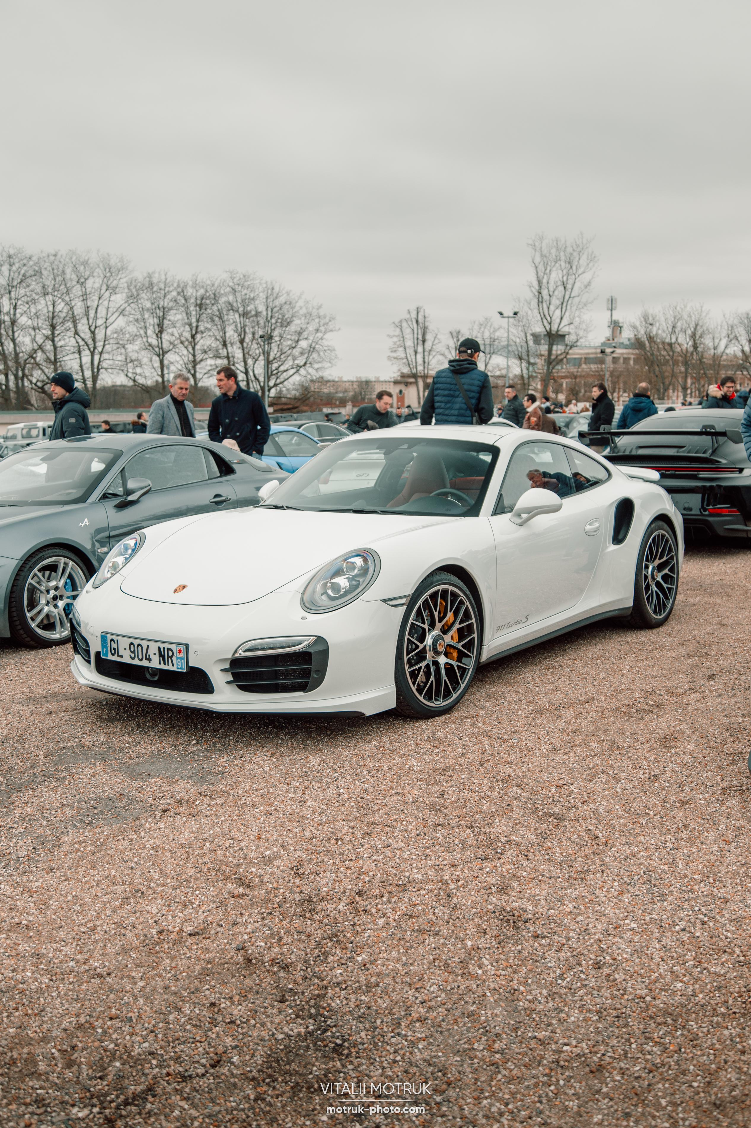 Cars and Coffee 12.02. Photographer in Paris — Vitalii Motruk