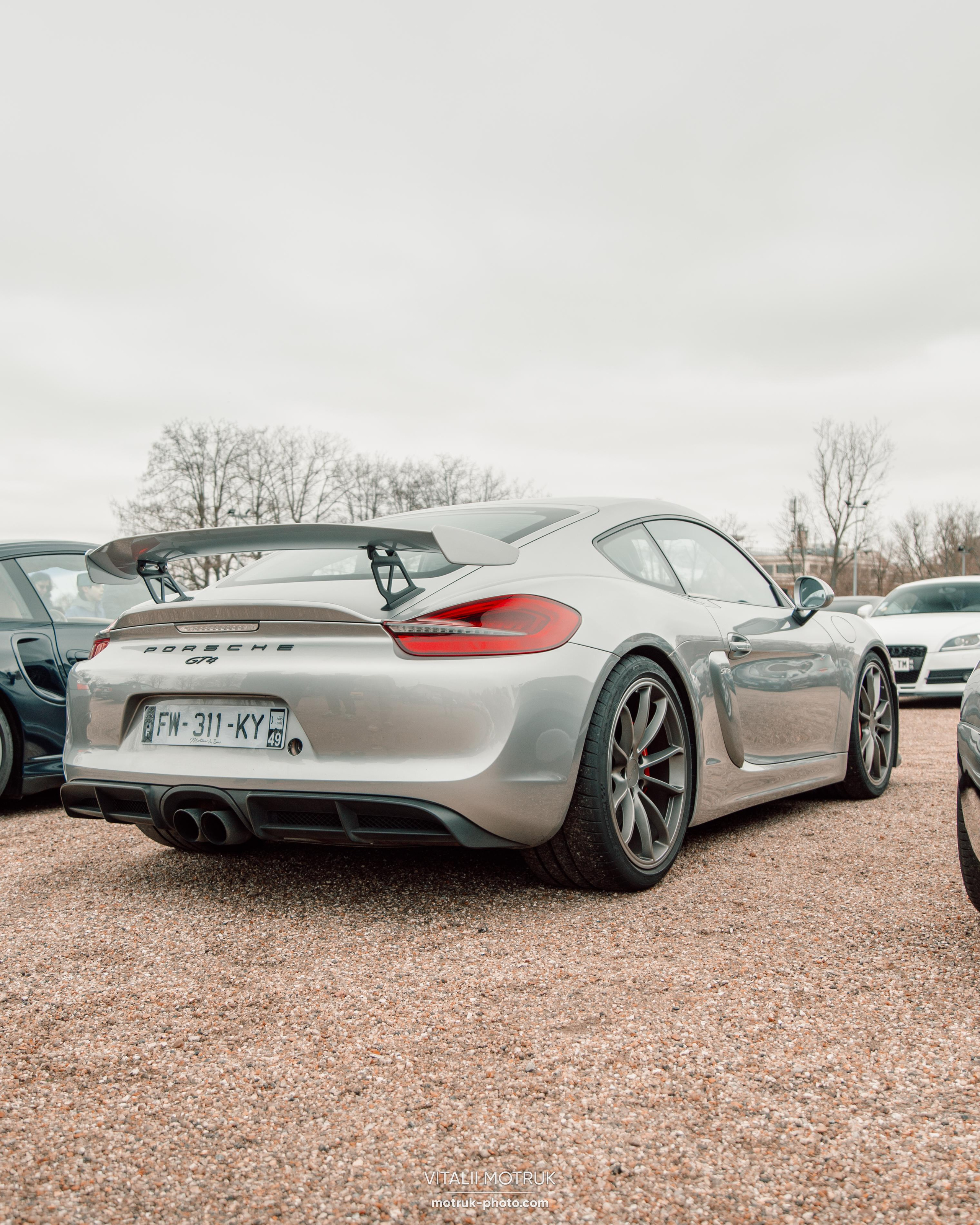 Cars and Coffee 12.02. Photographer in Paris — Vitalii Motruk