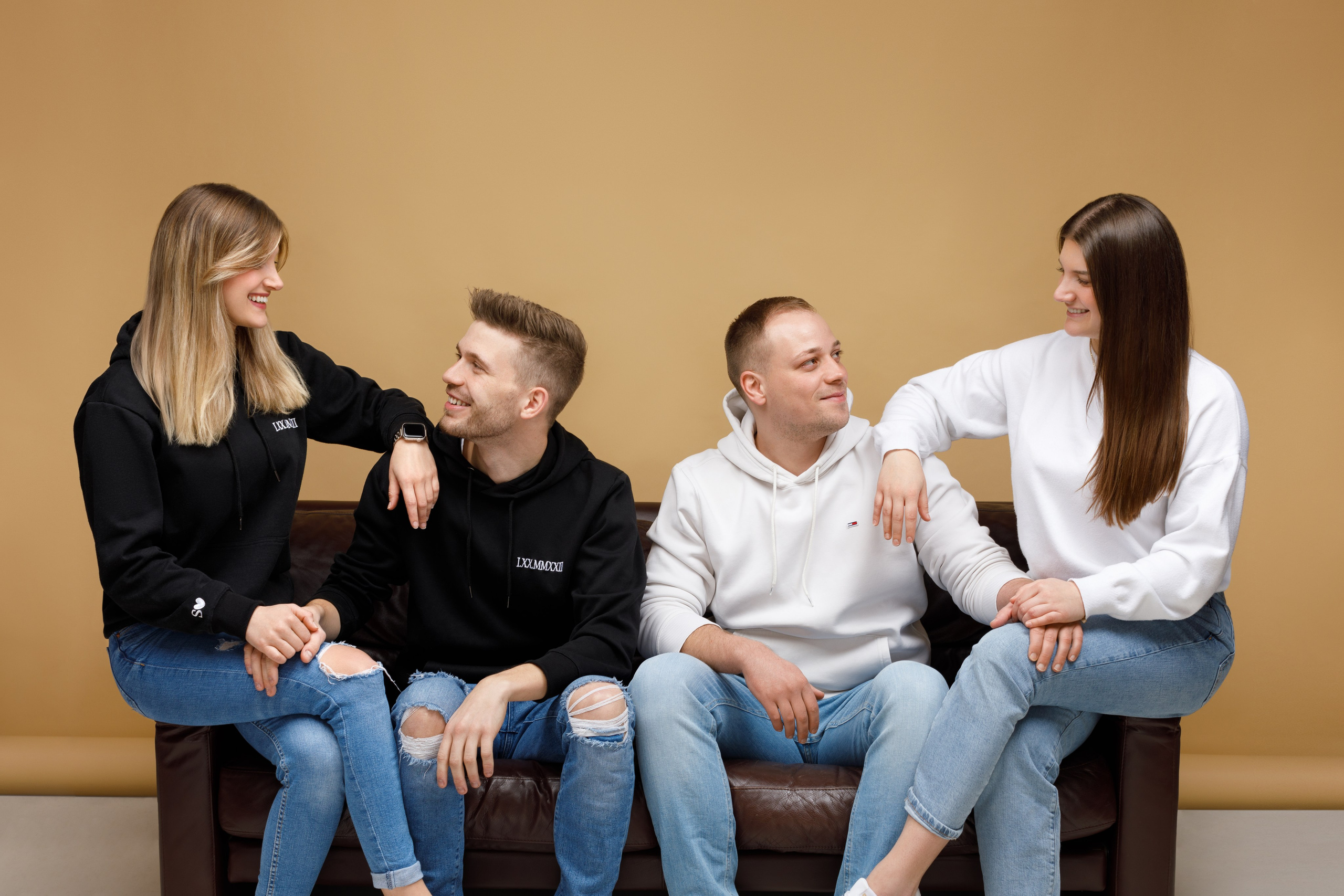 Kinderfotografie Heidelberg – Mutter mit lachendem Kleinkind im Fotostudio, LAV Fotostudio