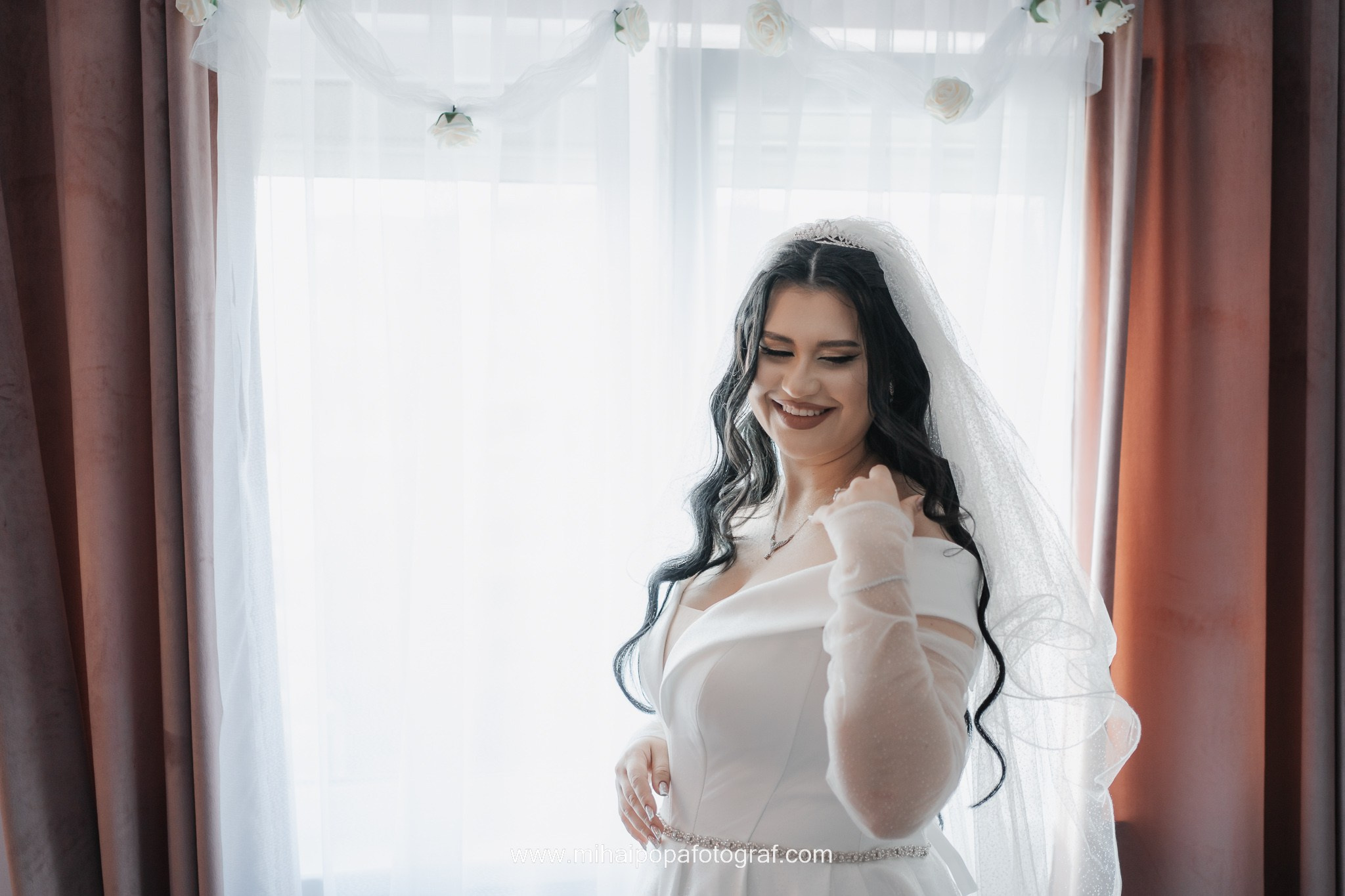 Moment emoționant între miri în ziua nunții, surprins într-un cadru natural și romantic, la Cazinoul Constanta. Fotografie de nuntă profesională, editată artistic pentru a evidenția emoția și eleganța evenimentului.