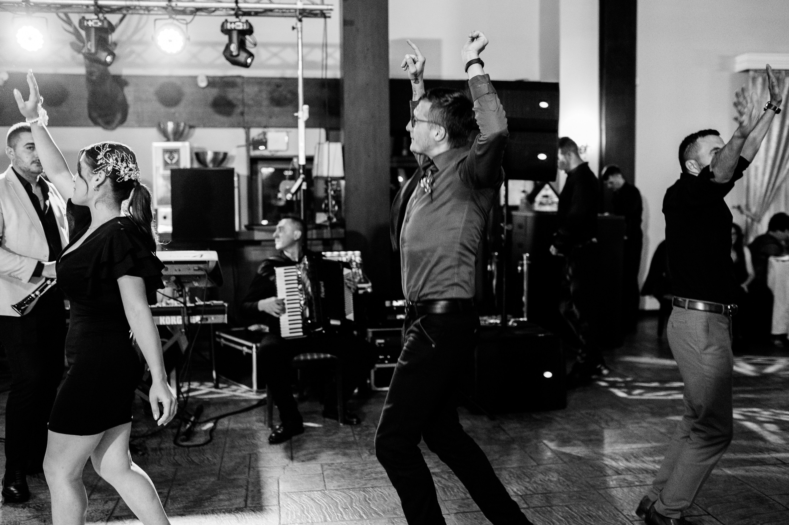 Fotograf profesionist de nuntă. Cu o abordare creativă și tehnici unice, spunem povestea voastră prin imagini pline de iubire și naturalețe. Descoperă arta fotografiei de nuntă . Fotograf Iasi, fotograf de nunta Suceava. Fotografii de nuntă. Pachet fotografii de nuntă. Fotograf Iasi, fotograf Suceava, fotograf Botosani, fotograf Romania. Servicii foto nuntă. Servicii foto-video.