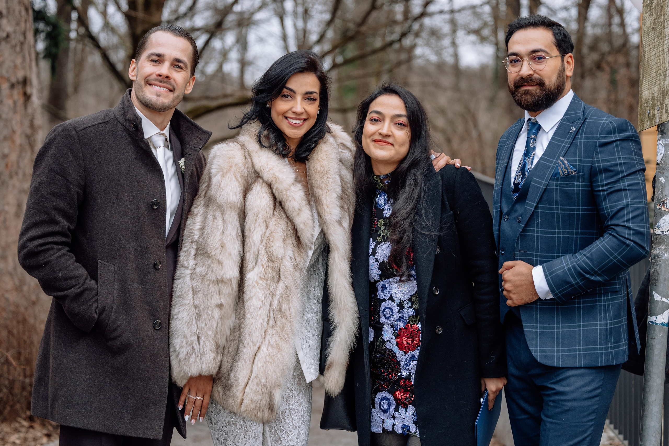 Braut mit Gästen vor Standesamt Schwabing – Freude und Feierlichkeiten