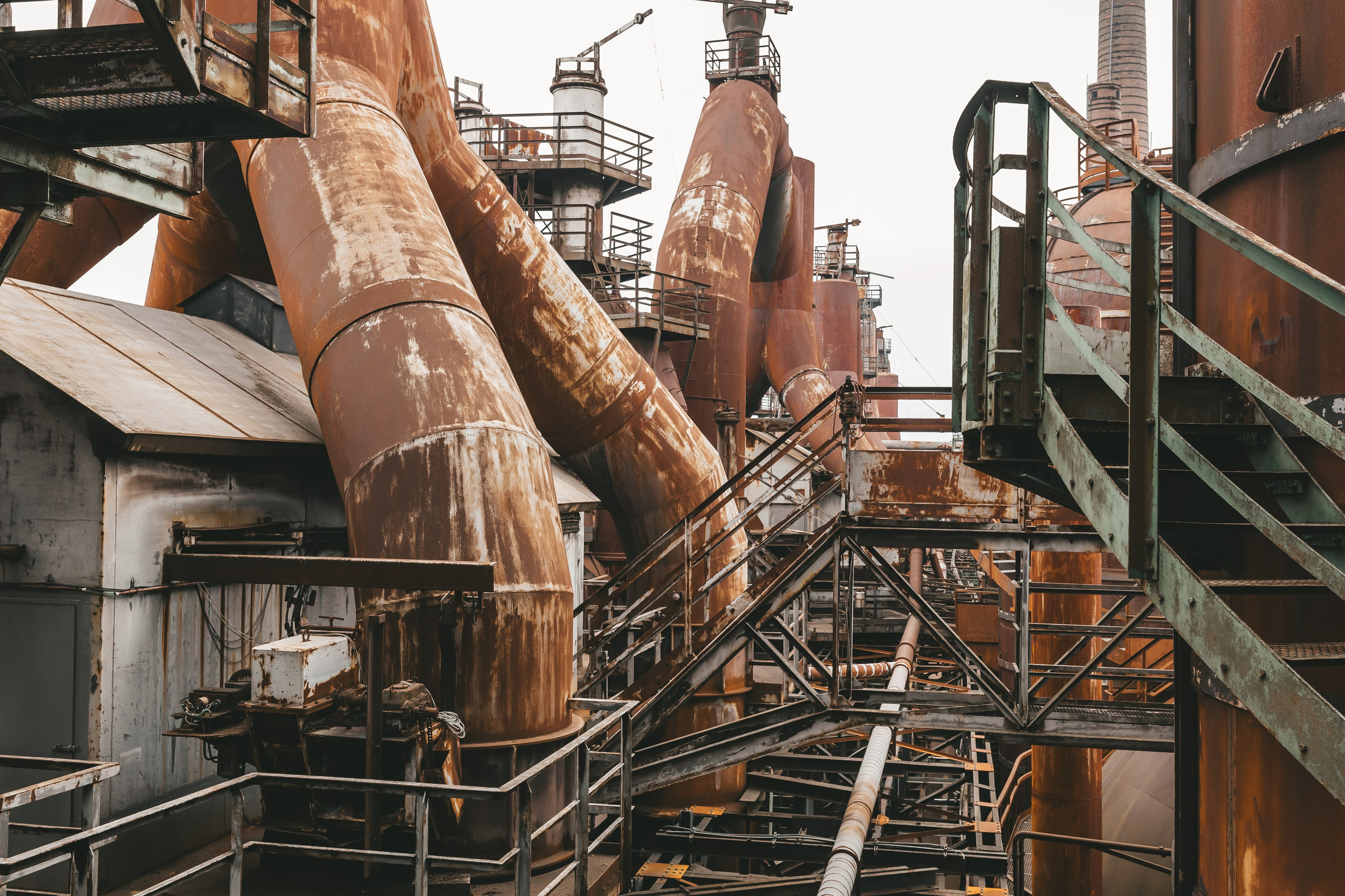 Ржавые перила на лестнице между уровнями цеха.