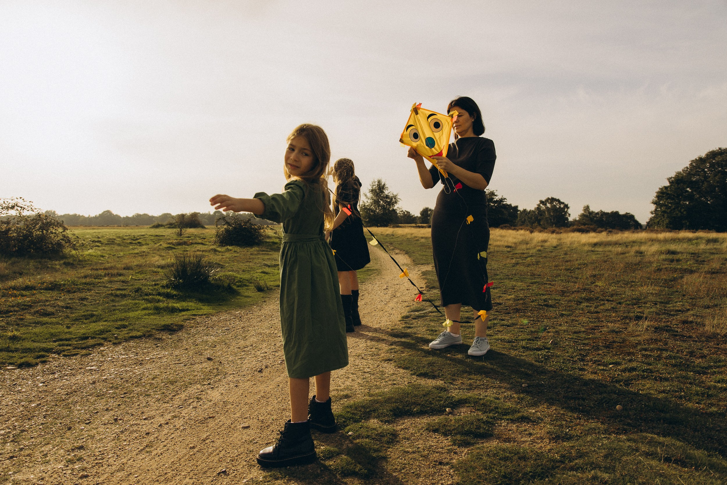 Mama und ihre zwei bezaubernden Töchter in einer familiären Fotosession. Familien & Hochzeitfotografin Nadja Holzmann